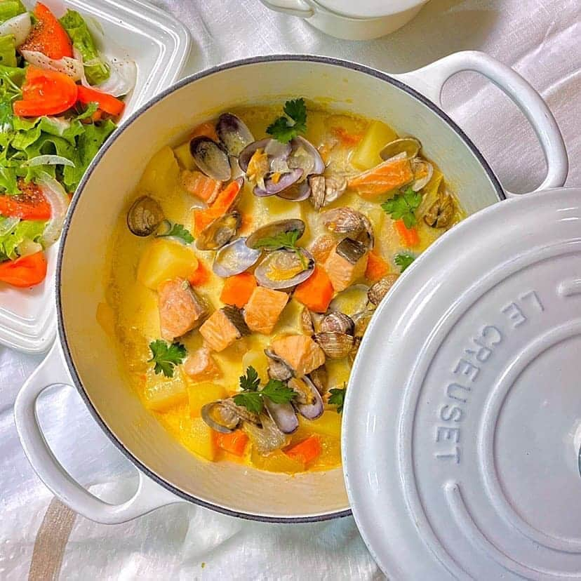 Le Creuset Japon　ル・クルーゼ ジャポンさんのインスタグラム写真 - (Le Creuset Japon　ル・クルーゼ ジャポンInstagram)「「料理で世界旅行」をテーマに、様々な国のお料理を手掛ける @misakott さん。  この日の一品「サーモンチャウダー」は、クラムチャウダーに魚介の旨みを加えたカナダのお料理。真っ白なテーブルが、お料理の彩りを一層際立たせています。栄養素もたっぷりで、これから寒さも強まっていく時期にはぴったりなレシピですね！  #ルクルーゼ #lecreuset #サロンルクルーゼ #ルクルーゼのある食卓 #レシピ #秋鮭 #秋鮭レシピ #カルシウムたっぷり #チャウダー #クラムチャウダー #秋ご飯 #スープレシピ #秋の味覚 #カナダ料理 #スープ #シチュー」11月5日 18時56分 - lecreusetjapon