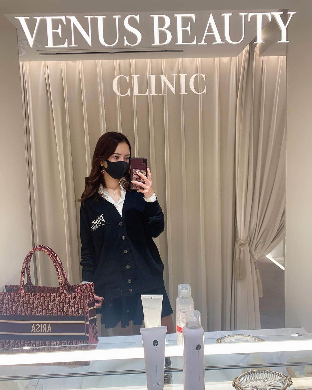 伊東亜梨沙さんのインスタグラム写真 - (伊東亜梨沙Instagram)「@venus_beautyclinic_ginza にダーマペンを受けに✨ 肌を傷つけてその治癒力を利用して肌を再生させるのです🙂 私は毛穴の開きが気になるので継続して続けています❣️ . こないだ @pationn_official の @takeshi_ishikawa_ にお願いしてストレートしてきたので髪のセットが楽すぎる😭✨ . . #ダーマペン #venusbeautyclinic #美容皮膚科 #dior #diorbag #ootd #167cmコーデ」11月5日 18時51分 - arisa__917m