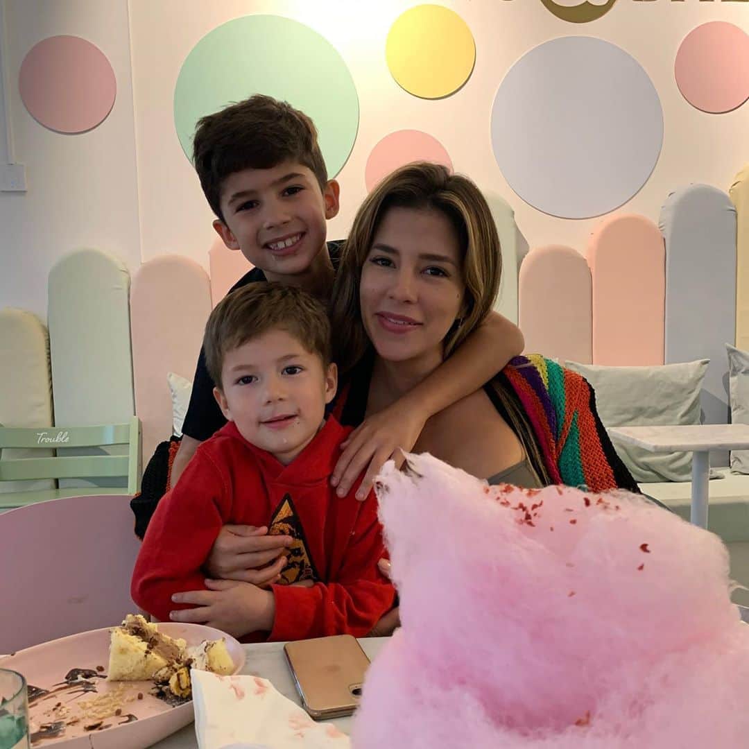 ブライアン・オビエドのインスタグラム：「Los Amo...👨‍👩‍👦‍👦😘」