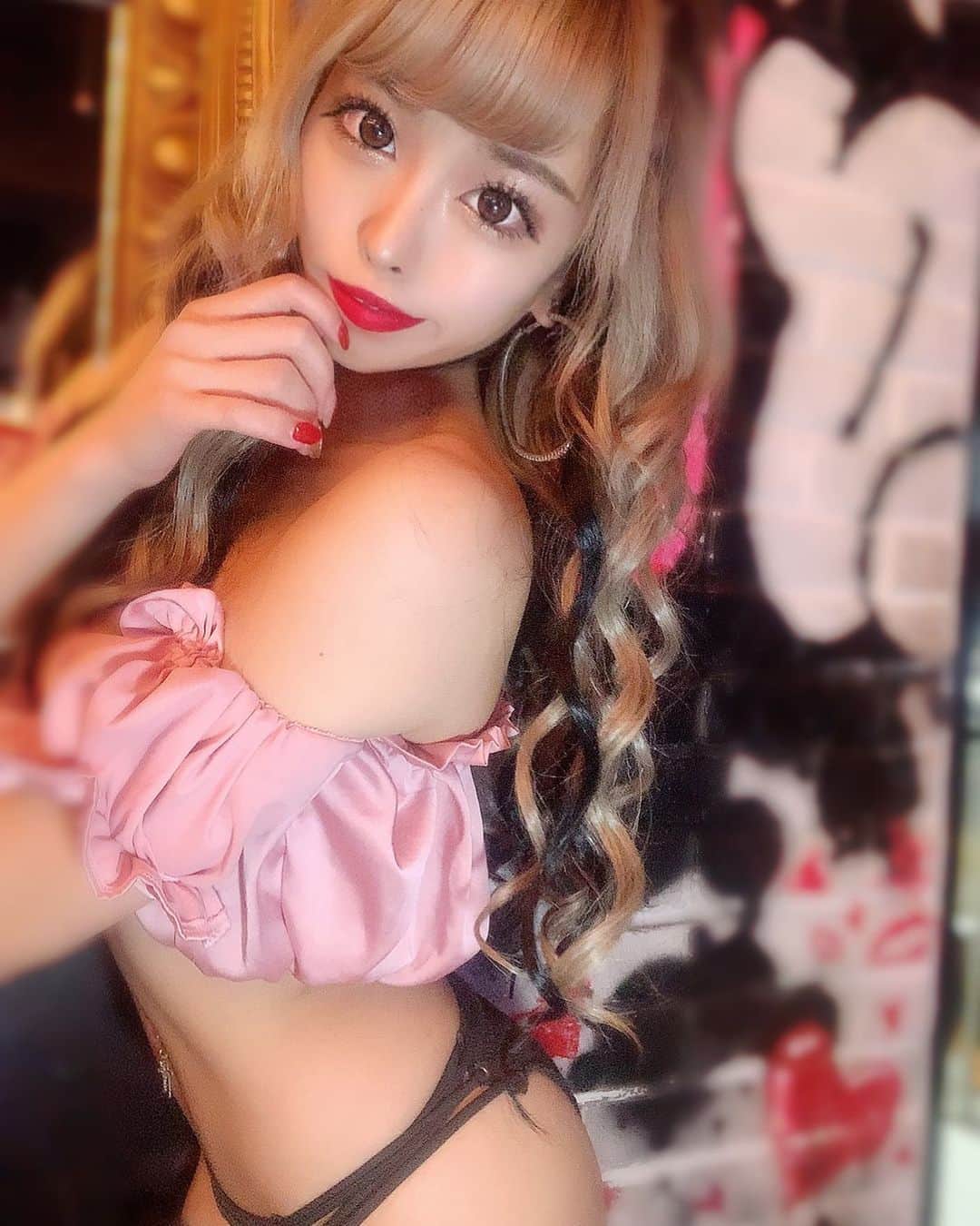 あんじゅのインスタグラム：「♡ ． 今日はいっぱい写真撮れた👑✨💫  ． 楽しかったなん😌💕💓 ． ．  #Burlesque #バーレスク #バーレスク東京 #大阪 #バーレスク大阪 #北新地 #六本木 #キャバ嬢 #ホスト #歌舞伎町 #ダンサー #bodymake #自発ください  #ギャルメイク #なんちゃってギャル  #金髪女子 #ギャル #加工厨 #ジャニオタ #スレンダー #エロ可愛い #筋トレ女子 #撮影会 #雰囲気好きな人いいね #自撮り界隈 #1mmでもいいなと思ったらいいね #被写体  #いいおしりの日 #おしりフェチ #くびれ作り」
