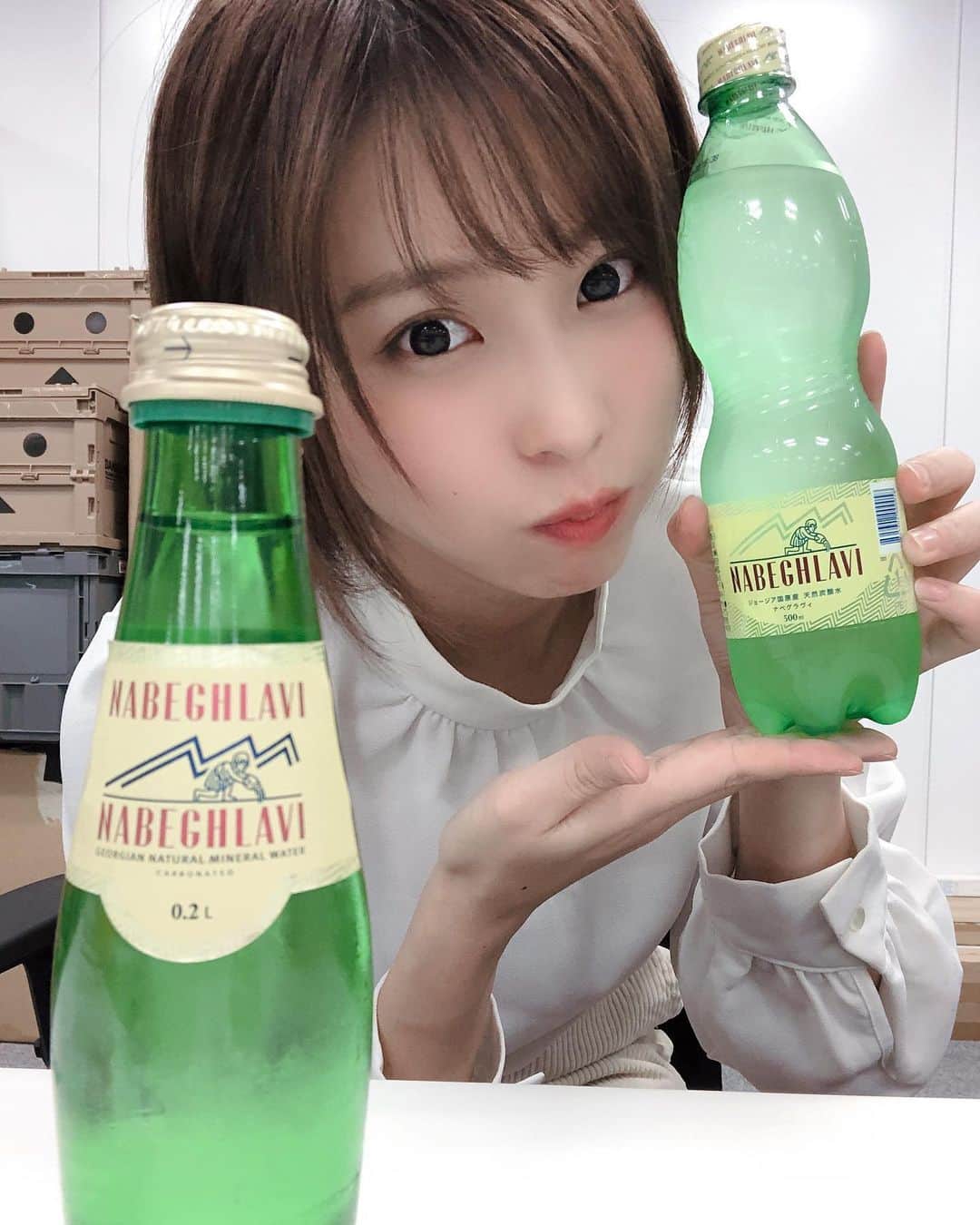 塚田綾佳さんのインスタグラム写真 - (塚田綾佳Instagram)「事務所に行ったら　 #NABEGHLAVI を頂きました！✨✨ ・ 天然炭酸入りだよ✨ すっごく　#おいしぃー　！ ・ 形もかわいい💚💚 ・ ・ #ナチュラルミネラルウォーター #ジョージアプレミアムフーズ　#ジョージア　#ナベグラヴィ #girl #ショートカット女子  #shooting #셀카 #미소녀 #일본인 #非常好 #摄影 #塚田綾佳」11月5日 18時57分 - tsukada_ayaka
