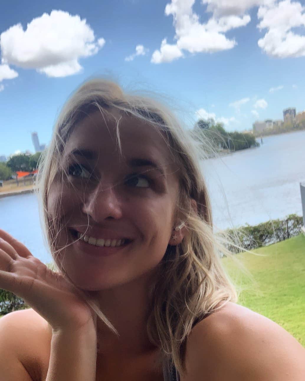 マデリン・グローヴスのインスタグラム：「Another day just trying to be as positive as I can and achieve my goals lol xx」