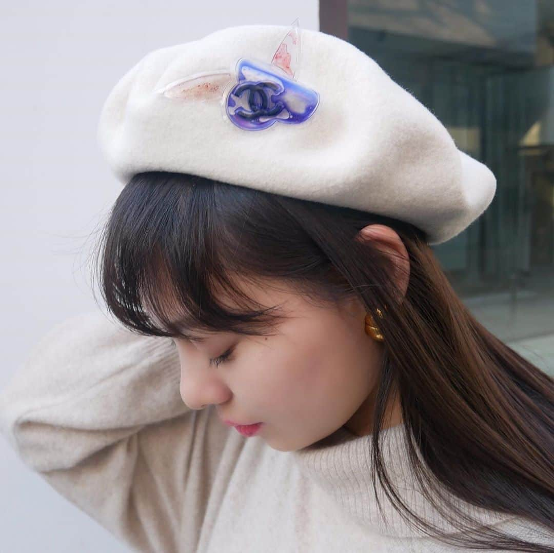 Vintage Brand Boutique AMOREさんのインスタグラム写真 - (Vintage Brand Boutique AMOREInstagram)「Chanel wool beret hat in ivory. No size description.   ★This item is only available at the store but we accept orders by DM. Please DM us if you are interested in the item!   Free Shipping Worldwide 📩DM for more info and pricing ➡️info@amorevintagetokyo.com   #AMOREvintage #AMORETOKYO #tokyo #Omotesando #Aoyama #harajuku #vintage #vintageshop #ヴィンテージ #ヴィンテージショップ #アモーレ #アモーレトーキョー #表参道 #青山 #原宿#東京 #chanel #chanelvintage #vintagechanel #ヴィンテージ #シャネル #ヴィンテージシャネル #シャネルヴィンテージ #amorewardrobe #アモーレワードローブ」11月5日 19時01分 - amore_tokyo