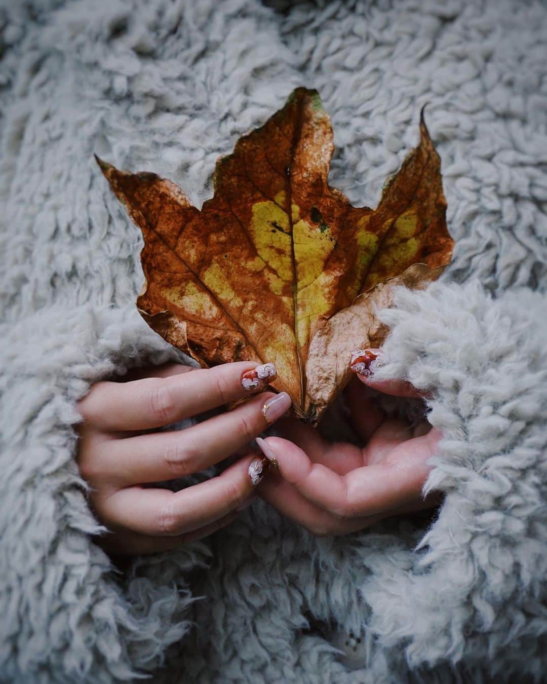 RUBYのインスタグラム：「Nailが繋げる人との出会い💕  とりあえずあまりに美しいネイルだったからオフしちゃう前に動画作ってもらった🎥💕  コロナでイベント業が大変な中 無事に開催されたBWJ WEST 2020🌼  今回も @fanfan_colorsnail 先生のハンドモデル&使えない助手として一緒にお大阪へ同行したら🚅 知的で美人な @ayumitanaka0903 に出会えた☺️💕  Moeの誕生日を一緒にお祝いというか。 全て段取り組んでくれた @kagamining 😭ありがとう🙏🏼💕 ( @yakinikuyattyann ありがとう😭🙏🏼) なんなら @naepochi にも会いたい☝🏼❤️  ちなみに大阪前に @rino416 メイクしっかりレッスンしたからバッチリだった💄💕  #thankyouall #nail #bwj #bwjwest2020 #colorsnail」