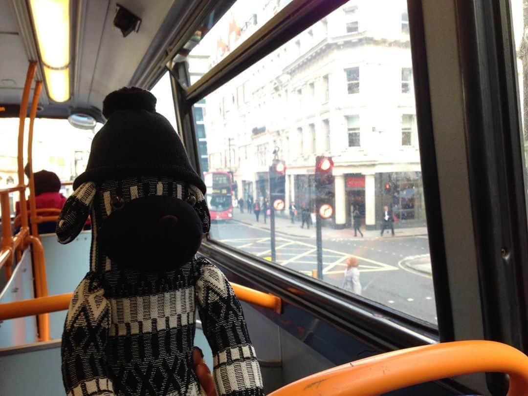 アヤメさんのインスタグラム写真 - (アヤメInstagram)「He loves London Bus route 25🚌🇬🇧 #londonmemories ダブルデッカーバスは絶対2階に乗りたい✨ #londonbusesroute25 #ayamesockmonbear #sockmonkey #holborn #iusedtolivehere #stpaulscathedral #travelinginlondon #transportforlondon #ロンドンの思い出 #ダブルデッカー #心配だな」11月5日 19時12分 - ayame_socks