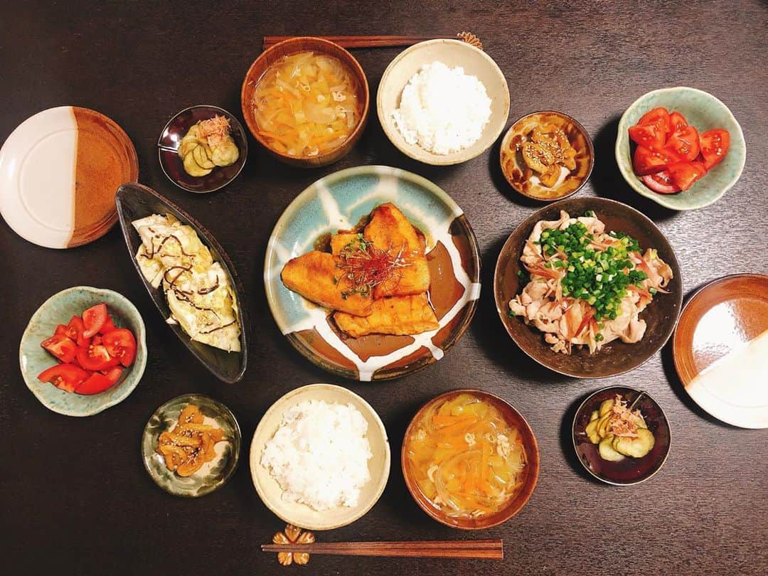 ステファニーのインスタグラム：「🐟🧡 ササーっとできて 美味しいやつです。 _____ カジキマグロの照り焼き 薬味たっぷり豚しゃぶ ピリ辛塩昆布キャベツ 胡瓜の糠漬け 干し大根のたまり醤油漬け 冷やしトマト 野菜たっぷり春雨スープ ご飯」