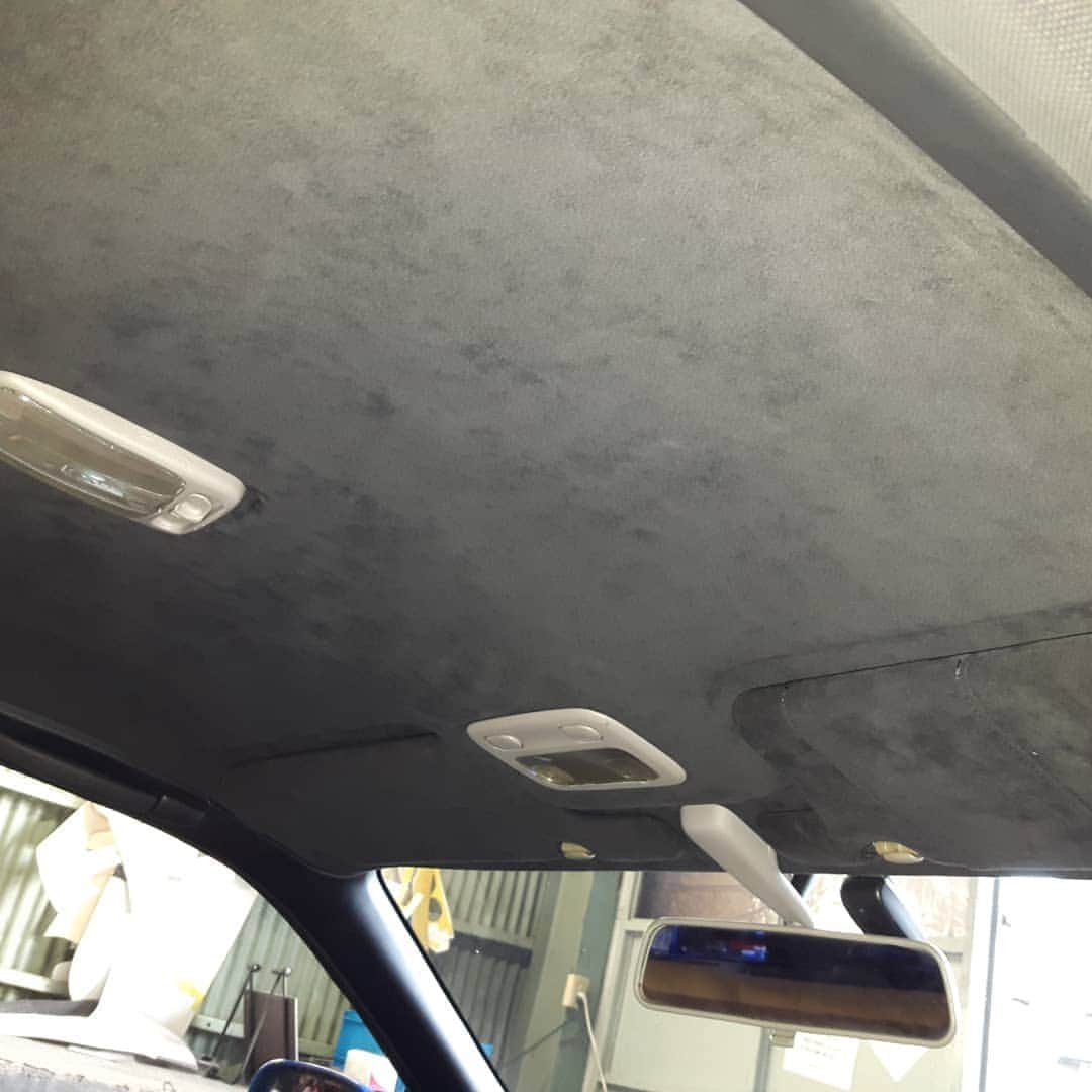 金原弘光さんのインスタグラム写真 - (金原弘光Instagram)「わーい🙌わーい🙌車の内装が出来上がった～⤴⤴ 天井、ハンドル、シフトレバー、サイドブレーキ、うん❗素敵だ👍 ロブソンレザーさん、どうもありがとうございます‼ 次はシートも張り替えよっかな～😄 #ロブソンレザー #アラカンターラ #bnr34  #ナッパレザー  #レザー」11月5日 19時05分 - hiromitsu.kanehara