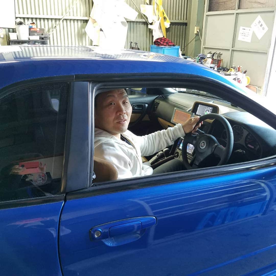 金原弘光のインスタグラム：「わーい🙌わーい🙌車の内装が出来上がった～⤴⤴ 天井、ハンドル、シフトレバー、サイドブレーキ、うん❗素敵だ👍 ロブソンレザーさん、どうもありがとうございます‼ 次はシートも張り替えよっかな～😄 #ロブソンレザー #アラカンターラ #bnr34  #ナッパレザー  #レザー」