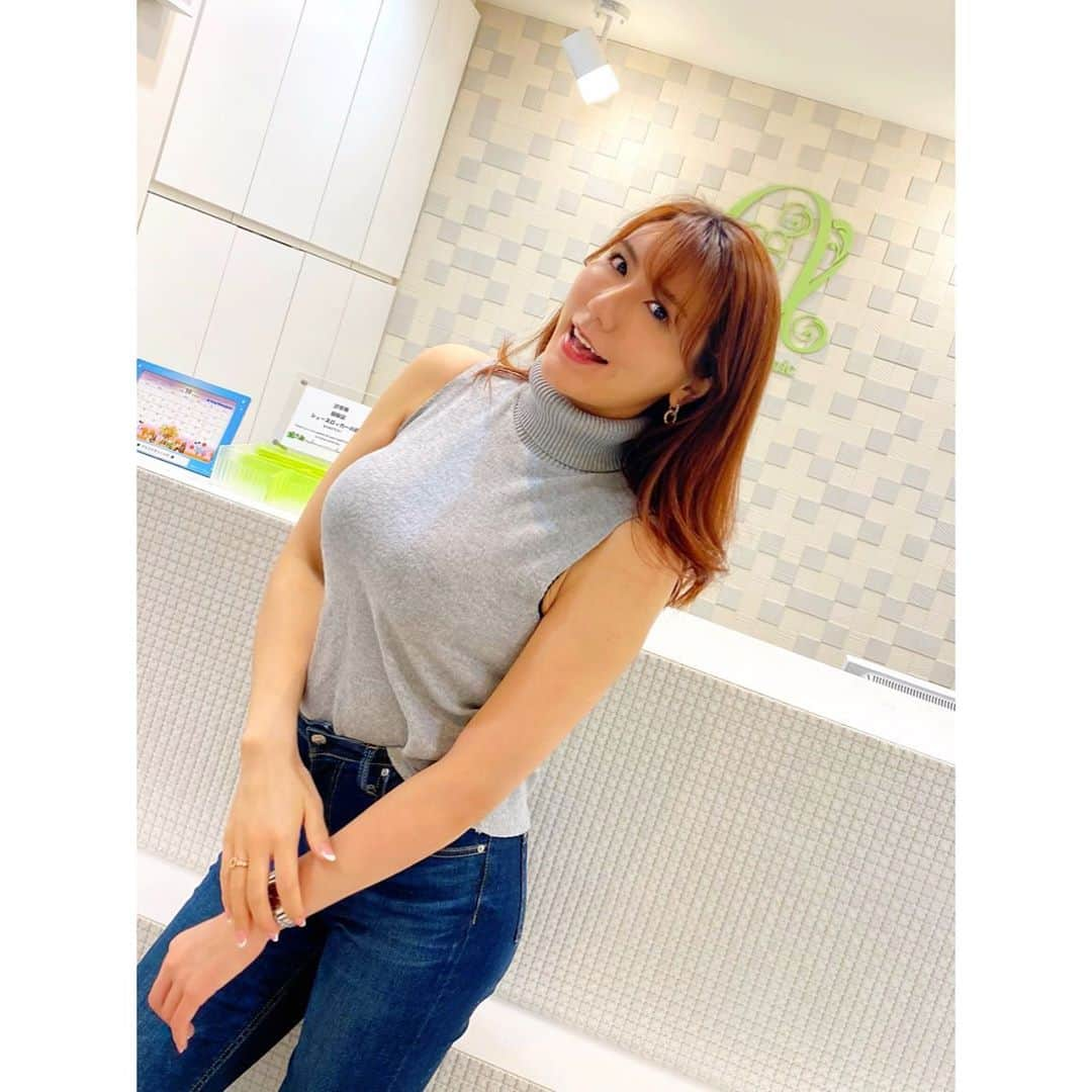 田名網理恵子さんのインスタグラム写真 - (田名網理恵子Instagram)「美容day 💉💓 ・ ・ リフトアップで有名な。。。 @hyakunincho_alpha_clinic 🏥に行ってきました💋 今回はヒアルロン酸で若返りを。。🥺❤️ アルファクリニックはカウンセラーの方が間に入らずに 先生が最初から付きっきりでしてくれるの。 このパターンの美容クリニック中々ないよね🥺 （たまにさ。カウンセラーから先生まで話が上手く伝わってなくて、また説明しなきゃいけない経験あるから、これ嬉しかった☺️） ・ 荻野院長はとっても丁寧で顔のバランスを見て細かく打って下さるので、安心して受けれました😇 額や下がったフェイスラインを上がって見えるように頬上くらい。あとちょこっと顎に😊 ・ フェイスラインや顎に入れるの顔が大きく見えそうなイメージがあったけど、仕上がり見てビックリ。 バランスとれて小顔に見えるの🥺❣️神技👏 ダウンタイムも無い所もよかった🥰 ありがとうございました💋 ・ ■#百人町アルファクリニック 💐 📍 東京都新宿区百人町2-9-14  　　ミズホアルファビル3F ・ #アルファクリニック#新宿美容クリニック  #新宿#新大久保#美容外科美容皮膚科  #ヒアルロン酸 #スプレッドリフト#小顔 #糸リフ#美肌#困ったらアルファクリニック」11月5日 19時07分 - 1004rieko