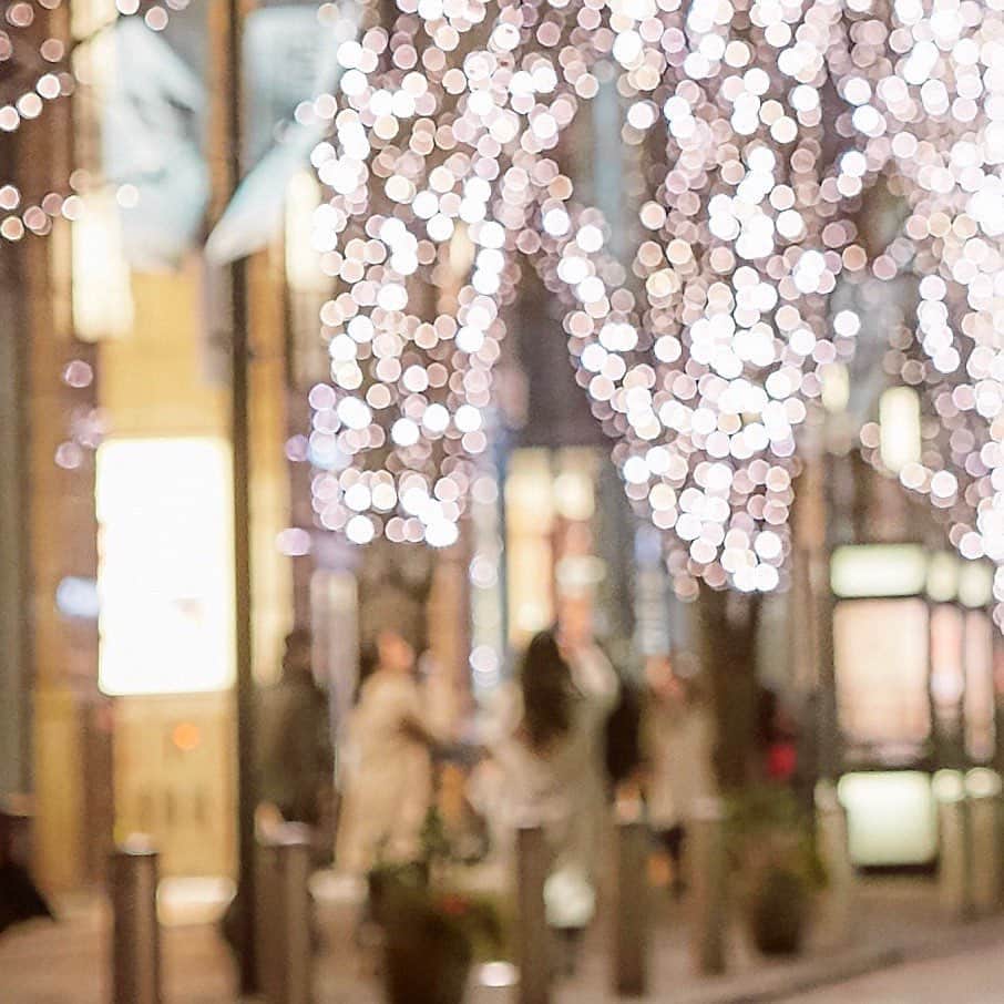 のインスタグラム：「✨イルミネーションフォトプラン✨﻿ ﻿ ﻿ 毎年ご好評頂いておりますイルミネーションフォトプランを今年もご用意致しました！﻿ この時期ならではの東京駅＆丸の内イルミネーションをバックに撮影をしてみませんか🎶﻿ ﻿ ﻿ ﻿ ★プラン価格･･･128,000円(税別)﻿ ★プラン内容･･･平日撮影、ドレス＆タキシード、小物、100カット撮影、データ50枚納品込﻿ ★撮影期間･･･2月14日(日)まで﻿ ﻿ ☆オプション･･･土日撮影、ハイブランドドレス、ヘアメイク、全データ納品、撮影枚数ボリュームアップ、アルバム、ウェルカムボードetc...﻿ ﻿ 👗大人気の #ANTONIORIVA や #NAEEMKHAN もご用意しております。﻿ ﻿ ﻿ イルミネーション以外のフォトプランも随時受け付けております。﻿ DMからもお気軽にお問い合わせ下さいませ☺️﻿ ﻿ 📞03-5579-9302﻿ ✉felicevita@dress.co.jp﻿ ﻿ ﻿ #フェリーチェヴィータベリッシマ #felicevitaBellissima﻿ #ドレス #ウェディングドレス #カラードレス ﻿ #タキシード﻿ #インポートドレス #weddingdress﻿ #アントニオリーヴァ #ナイームカーン ﻿ #イルミネーション #イルミネーションフォト ﻿ #フォトプラン #東京駅前撮り #丸の内前撮り﻿ #ウェディングフォト #フォトウェディング﻿ #前撮り #東京駅前撮り #丸の内前撮り﻿ #後撮り #東京駅後撮り #丸の内後撮り」