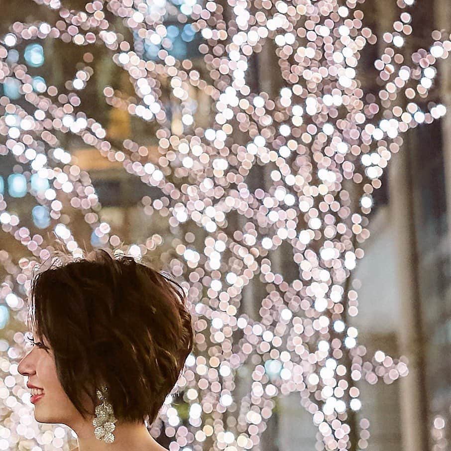 のインスタグラム：「✨イルミネーションフォトプラン✨﻿ ﻿ ﻿ 毎年ご好評頂いておりますイルミネーションフォトプランを今年もご用意致しました！﻿ この時期ならではの東京駅＆丸の内イルミネーションをバックに撮影をしてみませんか🎶﻿ ﻿ ﻿ ﻿ ★プラン価格･･･128,000円(税別)﻿ ★プラン内容･･･平日撮影、ドレス＆タキシード、小物、100カット撮影、データ50枚納品込﻿ ★撮影期間･･･2月14日(日)まで﻿ ﻿ ☆オプション･･･土日撮影、ハイブランドドレス、ヘアメイク、全データ納品、撮影枚数ボリュームアップ、アルバム、ウェルカムボードetc...﻿ ﻿ 👗大人気の #ANTONIORIVA や #NAEEMKHAN もご用意しております。﻿ ﻿ ﻿ イルミネーション以外のフォトプランも随時受け付けております。﻿ DMからもお気軽にお問い合わせ下さいませ☺️﻿ ﻿ 📞03-5579-9302﻿ ✉felicevita@dress.co.jp﻿ ﻿ ﻿ #フェリーチェヴィータベリッシマ #felicevitaBellissima﻿ #ドレス #ウェディングドレス #カラードレス ﻿ #タキシード﻿ #インポートドレス #weddingdress﻿ #アントニオリーヴァ #ナイームカーン ﻿ #イルミネーション #イルミネーションフォト ﻿ #フォトプラン #東京駅前撮り #丸の内前撮り﻿ #ウェディングフォト #フォトウェディング﻿ #前撮り #東京駅前撮り #丸の内前撮り﻿ #後撮り #東京駅後撮り #丸の内後撮り」