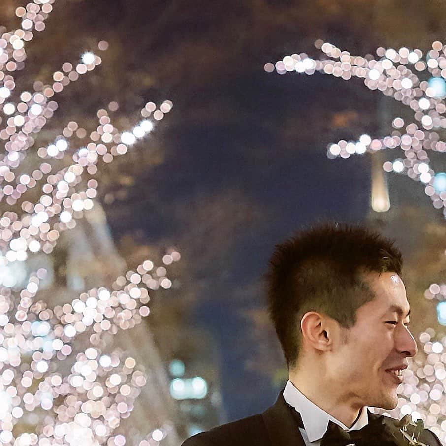 のインスタグラム：「✨イルミネーションフォトプラン✨﻿ ﻿ ﻿ 毎年ご好評頂いておりますイルミネーションフォトプランを今年もご用意致しました！﻿ この時期ならではの東京駅＆丸の内イルミネーションをバックに撮影をしてみませんか🎶﻿ ﻿ ﻿ ﻿ ★プラン価格･･･128,000円(税別)﻿ ★プラン内容･･･平日撮影、ドレス＆タキシード、小物、100カット撮影、データ50枚納品込﻿ ★撮影期間･･･2月14日(日)まで﻿ ﻿ ☆オプション･･･土日撮影、ハイブランドドレス、ヘアメイク、全データ納品、撮影枚数ボリュームアップ、アルバム、ウェルカムボードetc...﻿ ﻿ 👗大人気の #ANTONIORIVA や #NAEEMKHAN もご用意しております。﻿ ﻿ ﻿ イルミネーション以外のフォトプランも随時受け付けております。﻿ DMからもお気軽にお問い合わせ下さいませ☺️﻿ ﻿ 📞03-5579-9302﻿ ✉felicevita@dress.co.jp﻿ ﻿ ﻿ #フェリーチェヴィータベリッシマ #felicevitaBellissima﻿ #ドレス #ウェディングドレス #カラードレス ﻿ #タキシード﻿ #インポートドレス #weddingdress﻿ #アントニオリーヴァ #ナイームカーン ﻿ #イルミネーション #イルミネーションフォト ﻿ #フォトプラン #東京駅前撮り #丸の内前撮り﻿ #ウェディングフォト #フォトウェディング﻿ #前撮り #東京駅前撮り #丸の内前撮り﻿ #後撮り #東京駅後撮り #丸の内後撮り」