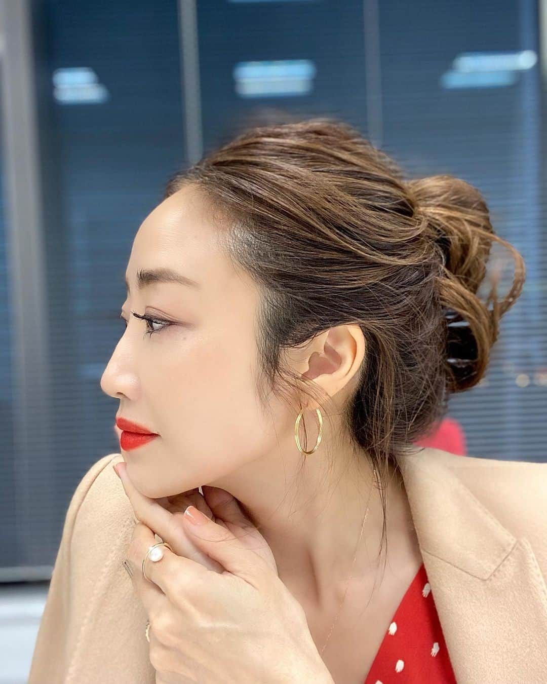 神崎恵さんのインスタグラム写真 - (神崎恵Instagram)「昨晩のメイク💄  ファンデ　#suqqu ザ　クリームファンデーション パウダー　#エレガンス ラプードル　オートニュアンス アイカラー　#chanel レ　ベージュ　パレット　ルガール　ウォーム リップ　#giorgioarmani  リップマエストロ　417 マスカラ　#helenarubinstein ラッシュクイーン　コブラブラック  でした。 先週からポツポツと肌荒れしていましたが、いつものように、#カロチーノジェル と　#ihada バームでケア。 つるんとコンディションも整ってよかった😌  #メイク #赤リップ #潤み肌メイク」11月5日 19時10分 - megumi_kanzaki