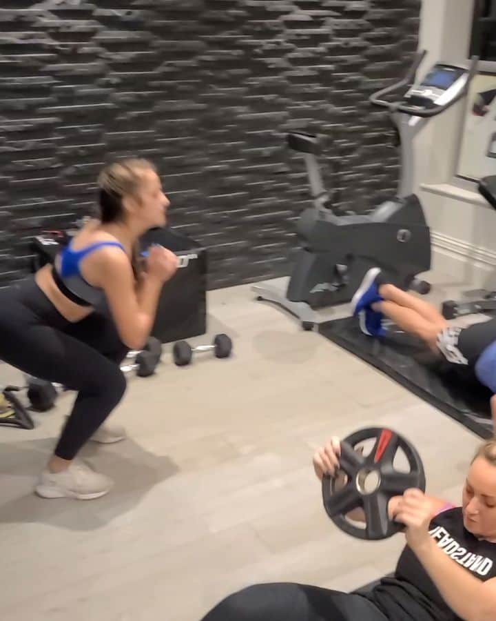 ティム・ケーヒルのインスタグラム：「We have our lockdown routine set and making sure we help each other stay fit at home. Thanks Rach for setting us up with yesterday's session 🏋🏽‍♀️🤸 #easy」