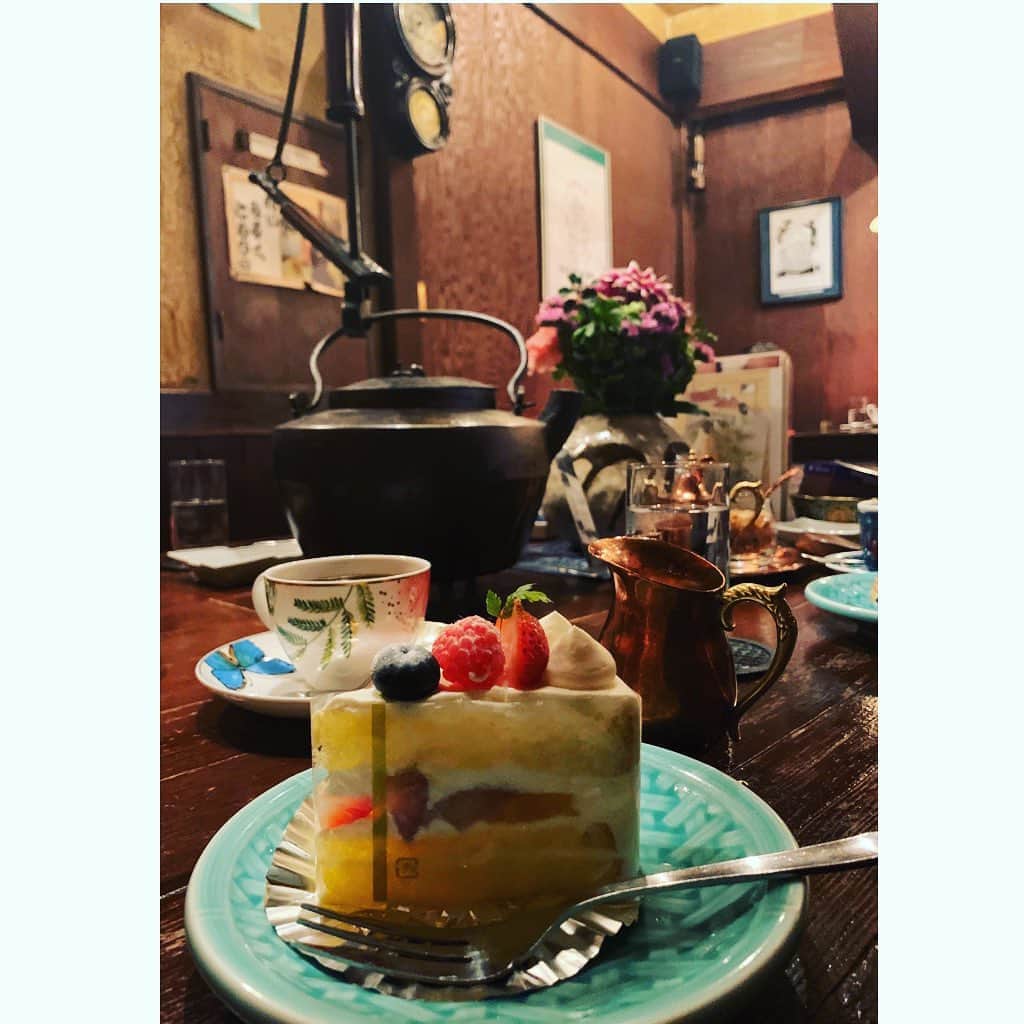 七瀬遥のインスタグラム：「レトロな喫茶店🍰💕 木の温もりを感じながら☺️ とても雰囲気のいいお店☕️  #ショートケーキ#喫茶店#珈琲#美味しい#cake#coffee#sweets#delicious#good#friend#happy#love#happiness#good#smile#tokyo#japan」