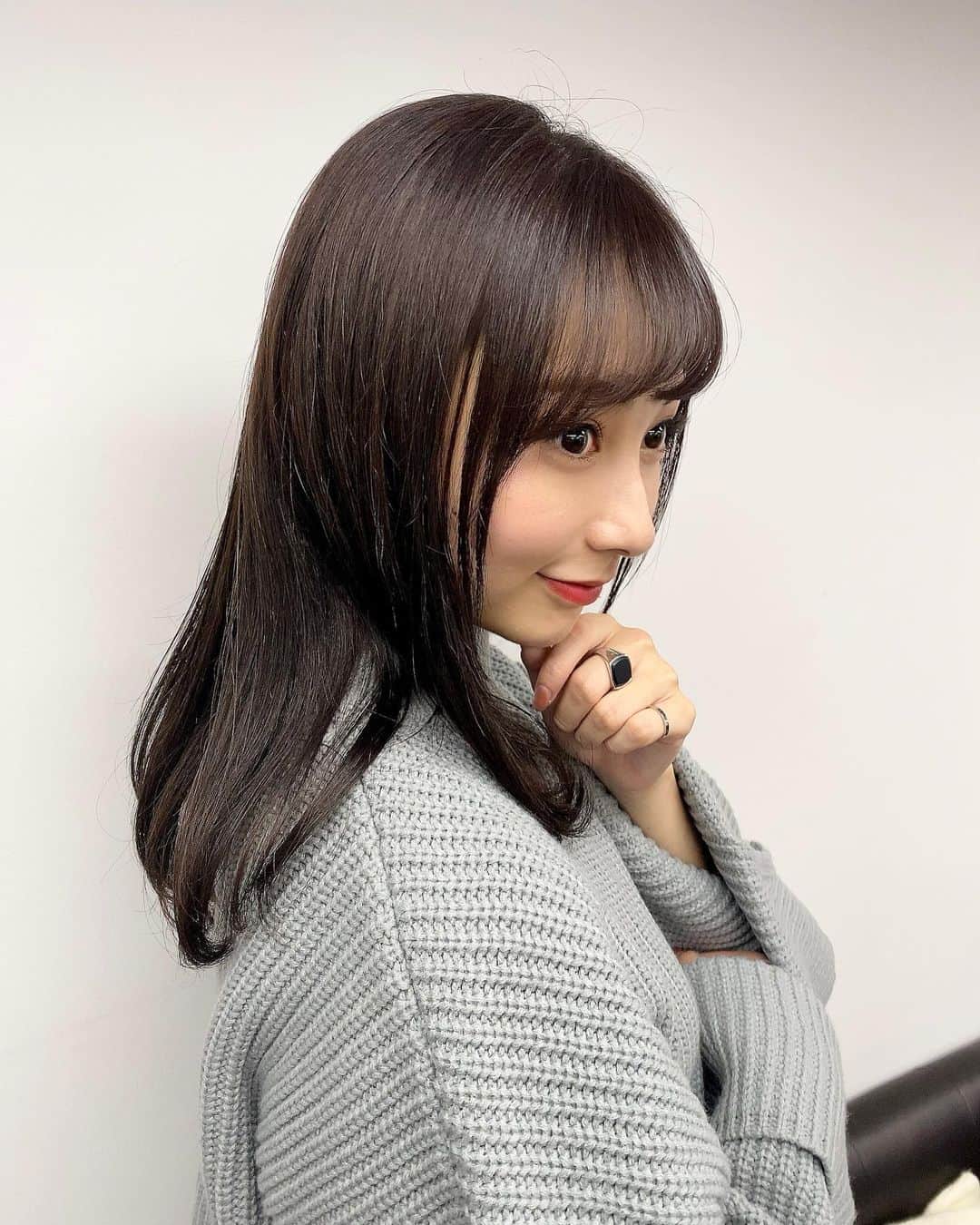 のインスタグラム：「. 髪をラベンダーアッシュに染めてきた！ 茶髪好きだけど、 暗髪の方がしっくりくる気がする🤓 　 明るい髪と暗い髪どっちが好き？👀 　 　 #ラベンダーカラー #ラベンダーアッシュ #ラベンダーブラウン #emoda #emodaコーデ #ニットコーデ #グレーニット」