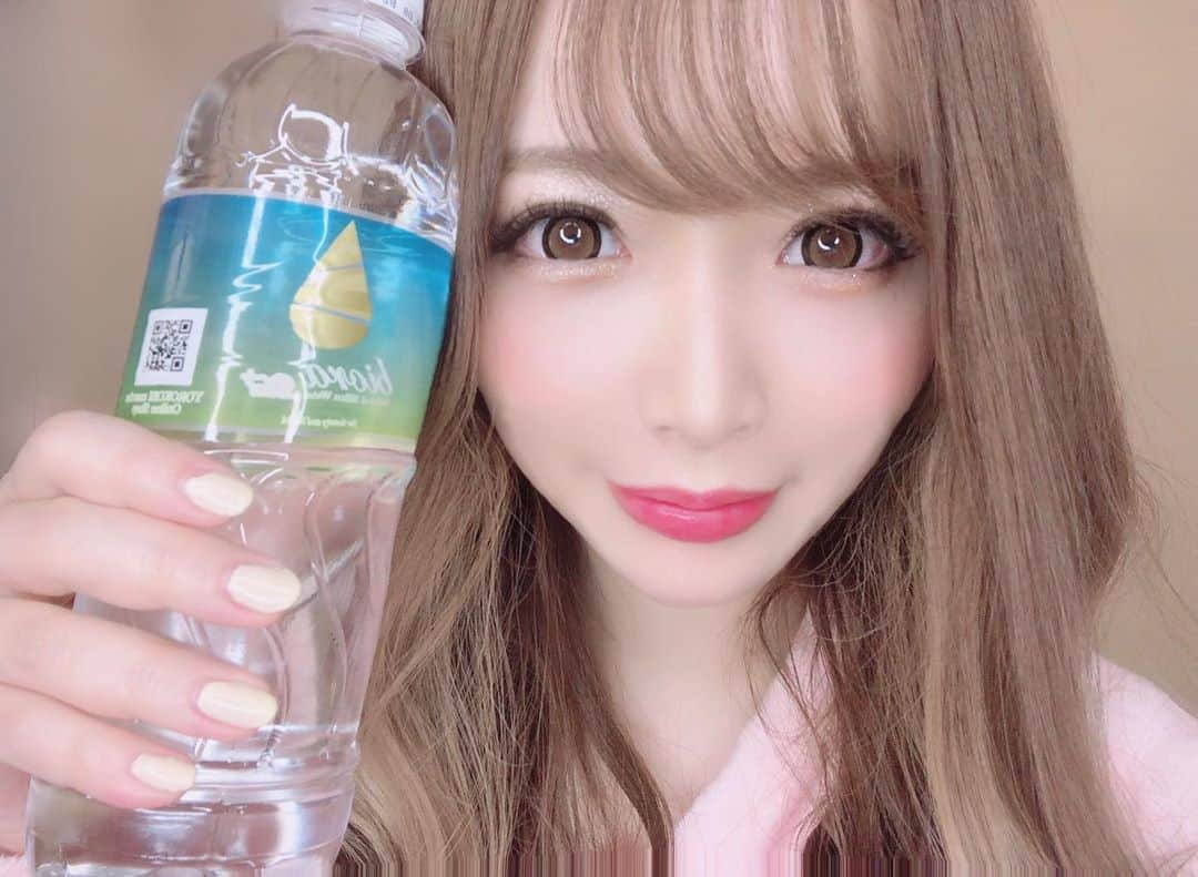 希咲みらいさんのインスタグラム写真 - (希咲みらいInstagram)「* * * * * 気になってたシリカ水🥺ྀིྀི💧 * * * ◎シリカの効能 ・髪や爪をキレイに保つ ・骨を丈夫にする ・血管の弾力をあげる らしいから毎日飲んでいる💮 * * * * #シリカ、#シリカ水、#シリカプラス #ビオラ #天然水 #霧島連山 #霧島天然水 #美容 #beauty #水 #water #kawaii #japanesegirl #かわいい #コラーゲン #ヒアルロン酸 #美女 #エラスチン #ロングヘア #インナーカラー #cute」11月5日 19時22分 - mirai_713