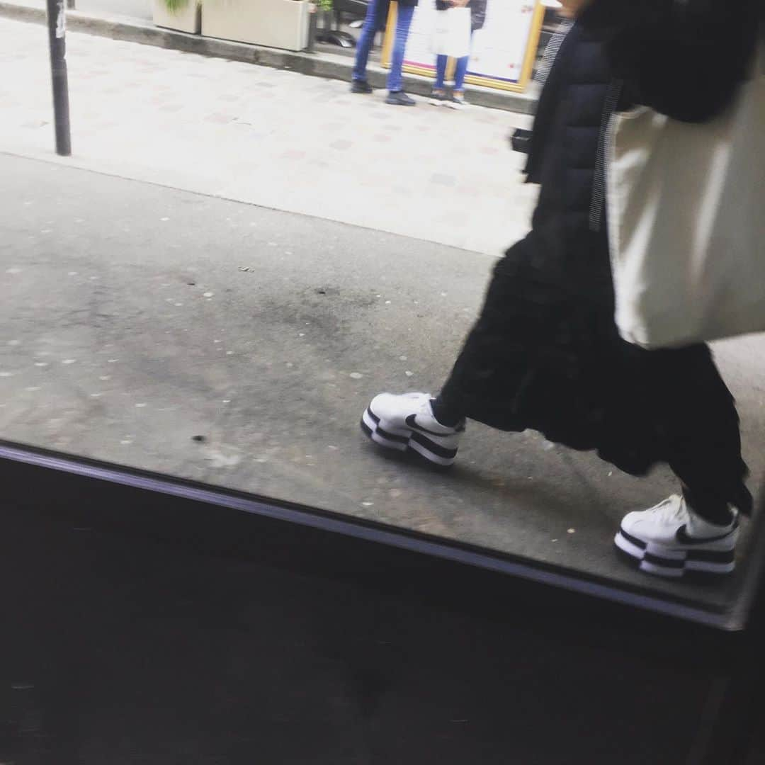 大森美希さんのインスタグラム写真 - (大森美希Instagram)「On the way home  それでも歩く   #lockdown #paris #parislife #selfie #nike #nikecortez #commedesgarcons #loveplatforms #shoeholic #loveshoes #chaussures #fashion #mode #style #parisstyle #junyawatanabe #uniqlo #コムデギャルソン #ギャルソン好き #ナイキコルテッツ #厚底スニーカー #コラボスニーカー #靴好き #ファッション #スタイル #パリ散歩 #パリ生活 #セルフィー #ユニクロ #ジュンヤワタナベ」11月5日 19時17分 - mikiomori_