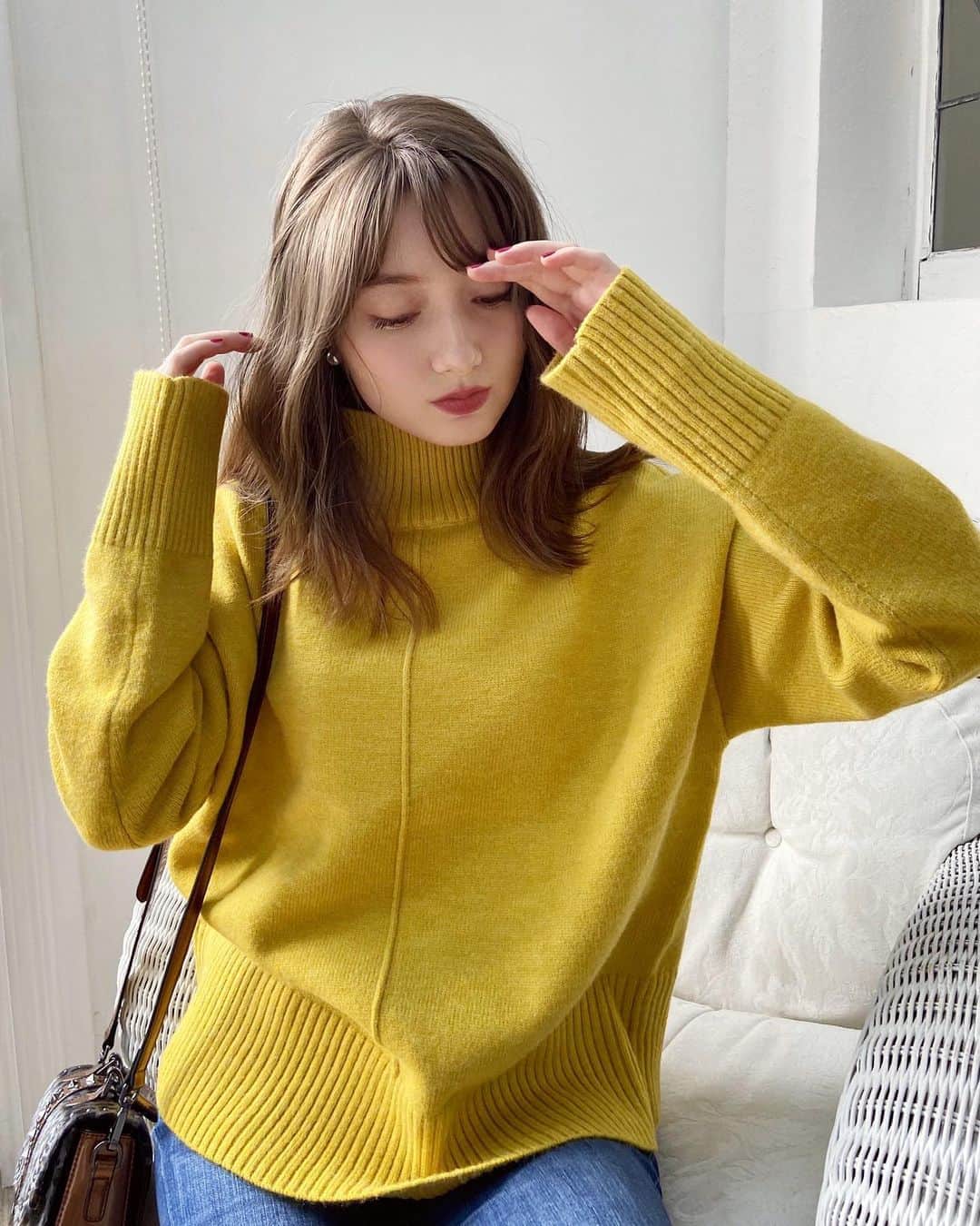 のインスタグラム：「. YELLOWコーデ🌞✨ たまには明るくビビットなカラーにも挑戦❤︎ . #ootd #outfit #fifth #fifthtl @fifth_store #ニット #私服 #秋冬コーデ #ニットコーデ #フィフス #ハイゲージハイネックニットトップス」