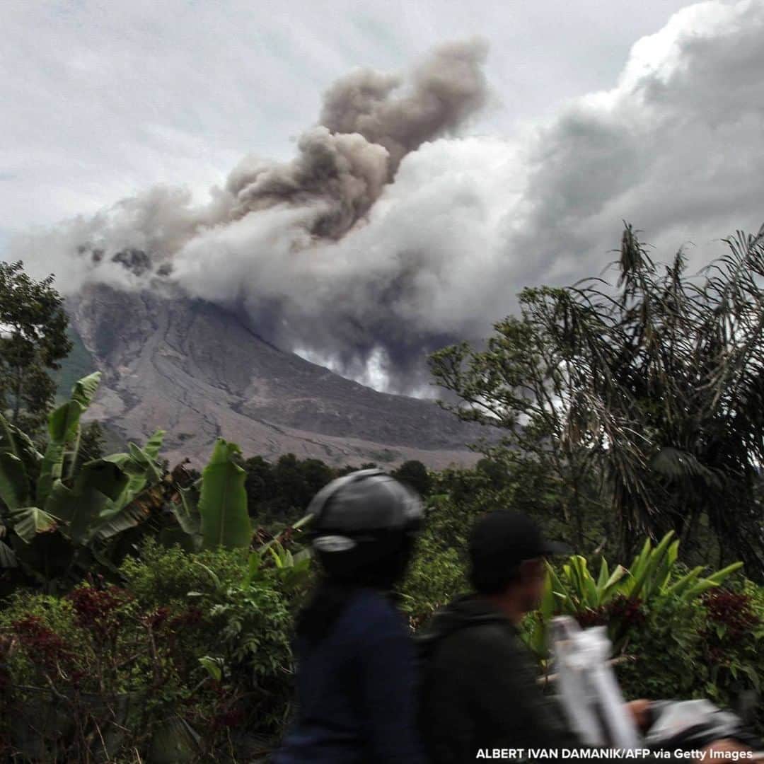 ABC Newsさんのインスタグラム写真 - (ABC NewsInstagram)「Motorist passes by as Mount Sinabung volcano spews thick smoke into the air in Karo, North Sumatra. #volcano」11月5日 19時23分 - abcnews
