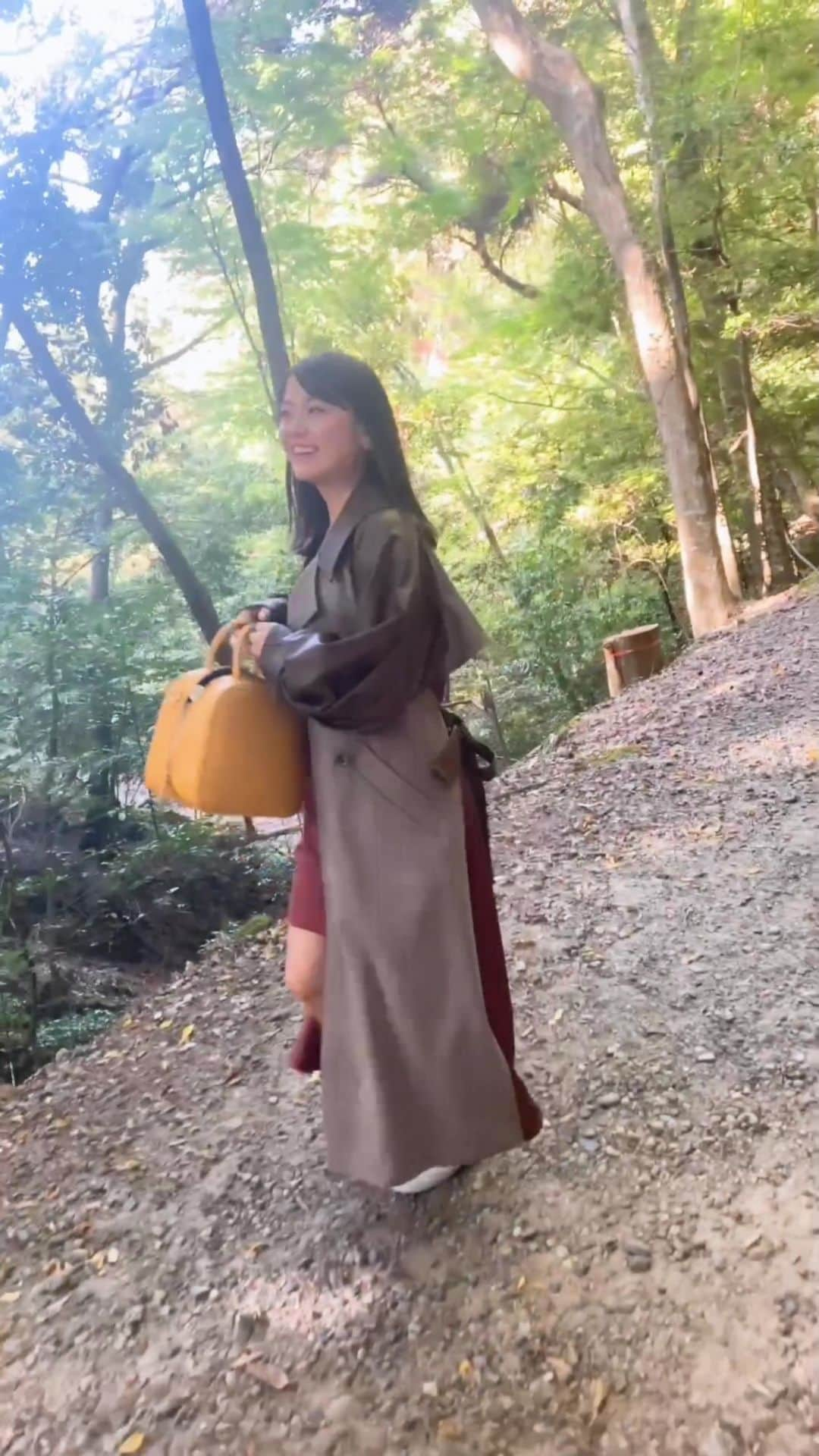 下仮屋カナエのインスタグラム：「山を下ってるだけの動画です🐣💚  🏃‍♀️🏃‍♀️🏃‍♀️」