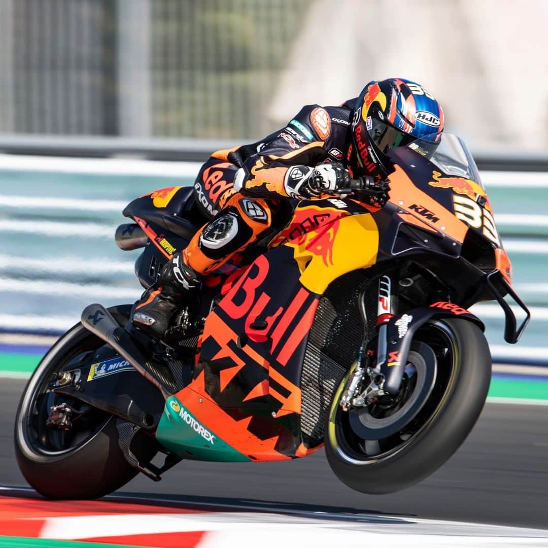 レッドブルのインスタグラム：「started at Red Bull MotoGP Rookies Cup now we here 👏 🔥   get up to speed on @bradbinder's new documentary, exclusive to Red Bull TV for *one week only* 📺 live now ~ link in bio ~   #redbull #givesyouwiiings #motogp #motorsports #moto」