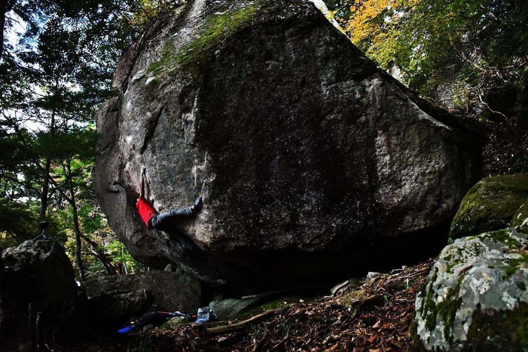 のインスタグラム：「Asagimadara V15✅✅✅ アサギマダラ 5段 ーーーーーーーーーーーーーー I’ve always wanted to climb this boulder. When I first touched it, I couldn't imagine what I could do, even start. For no reason I was confident to climb this boulder these days.  Now,  I’m already psyched for hard boulder 🔥🔥🔥  @monturajapan  @montura_official @frictionlabs  @eyecandyworks @rollfilm_suck  #climbing #bouldering #rockclimbing #tokyolife #injapan #tokyolifestyle #ボルダリング #クライミング #外岩」