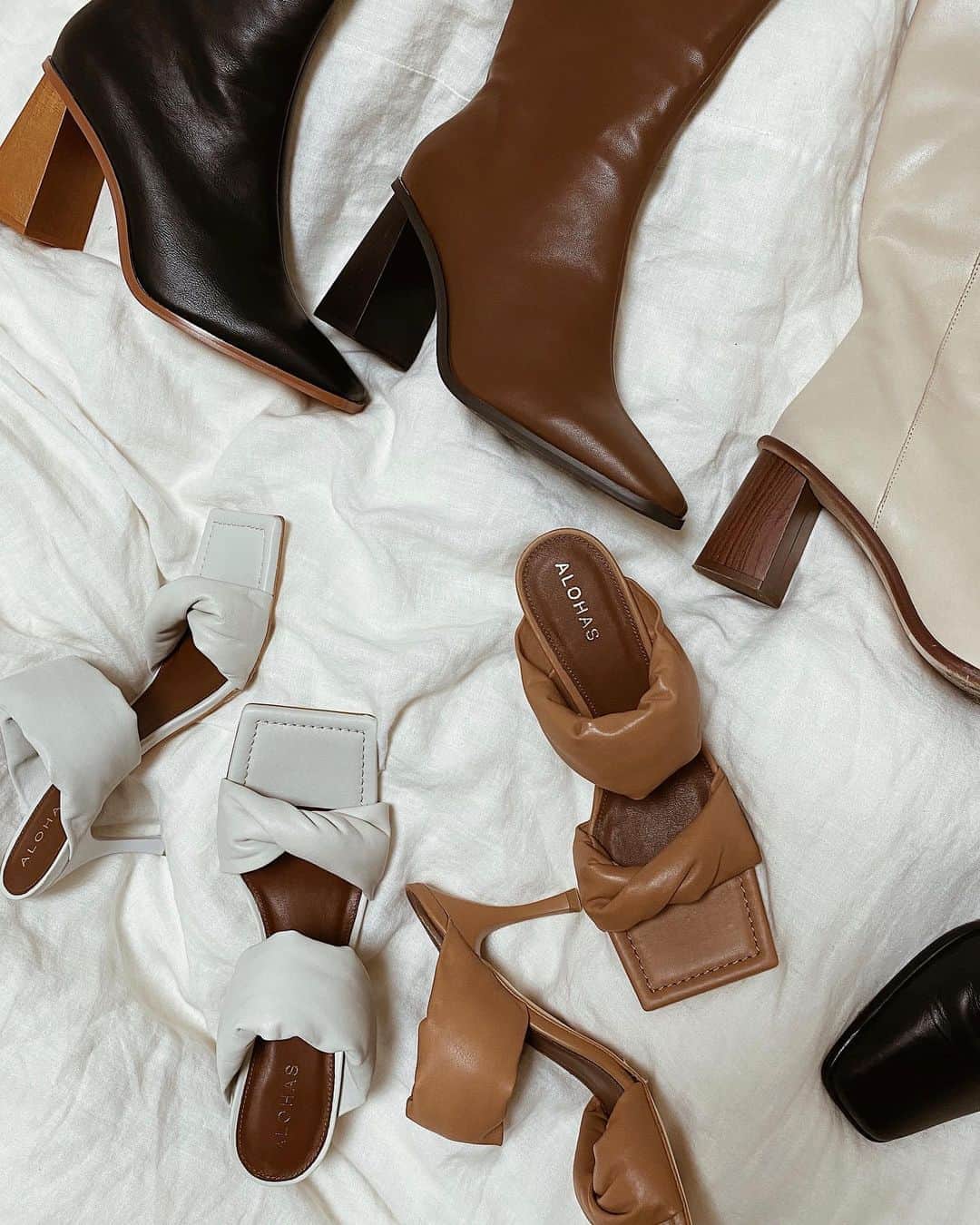 孫きょうのインスタグラム：「ᴺᴱᵂ 🍂  最近買ったお気に入り。  longの👢ブラックとブラウンは @room306contemporary   それ以外の4足は海外からやっと届いた @alohas   サンダルは履くの先になっちゃいそうだけど、かわいすぎて買わずにいられなかった🤎🤎  #shoestagram #shoesoftheday #shoeslover」