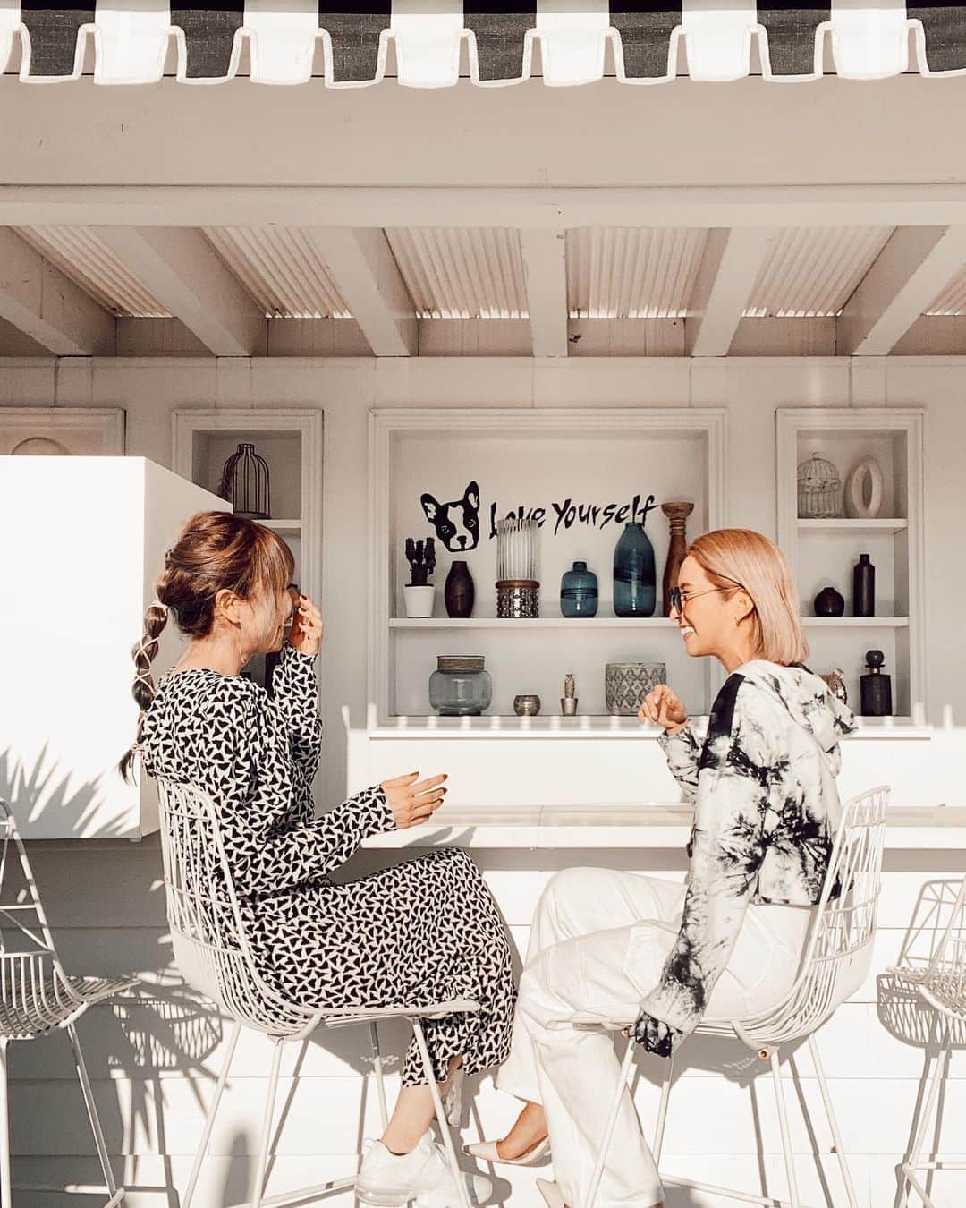 のインスタグラム：「. 昨日ストーリーにも載せたけど 初めて髪質改善トリートメント @sammy.nyc.japan をして頂きました🕊🧡 CINEMA HARAJYUKUの森さんは サミートリートメントの講師もしてる方なので 腕は間違いないし、他のお店にはない 機械とかも使ってるの🐻🤎 @yusuke_mori_0402  ２枚目は施術前、３枚目以降は施術後です🤍 こんなにブリーチしてるのに髪が生き返ったぁぁ😭🙏🏾 髪質改善だけあって、サラサラになるのはもちろん 癖毛とかにも効果があるんだって🥰 過去1レベルでオススメできるトリートメントだ🥺❤️ . #サミートリートメント #酸熱トリートメント #髪質改善 #sammytreatment #cinemaharajuku」