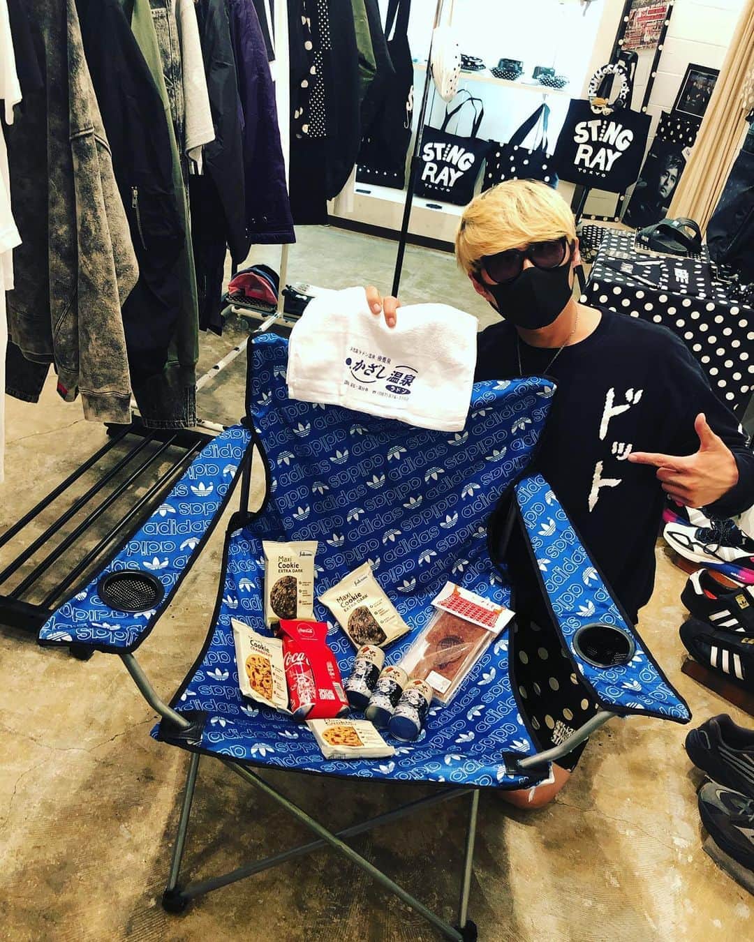 のインスタグラム：「【高松STINGRAY初日終了!】 ご来店ありがとうございました！明日は金曜日なので11-21時でロックでクールでカッコいいセレクトショップ「AUDIO」 さん隣のAUDIO GALLERY(高松市常磐町2-3-36)にてコロナ感染防止対策して僕は最終日まで一日中ずっと居ます！差し入れ有り難うございました！  #stingray  #コラボ　#10周年 #adidas #seek #welcome #samuraicore #candystripper #allaround #joju #theuniin #voo #moreaxe  #高松」