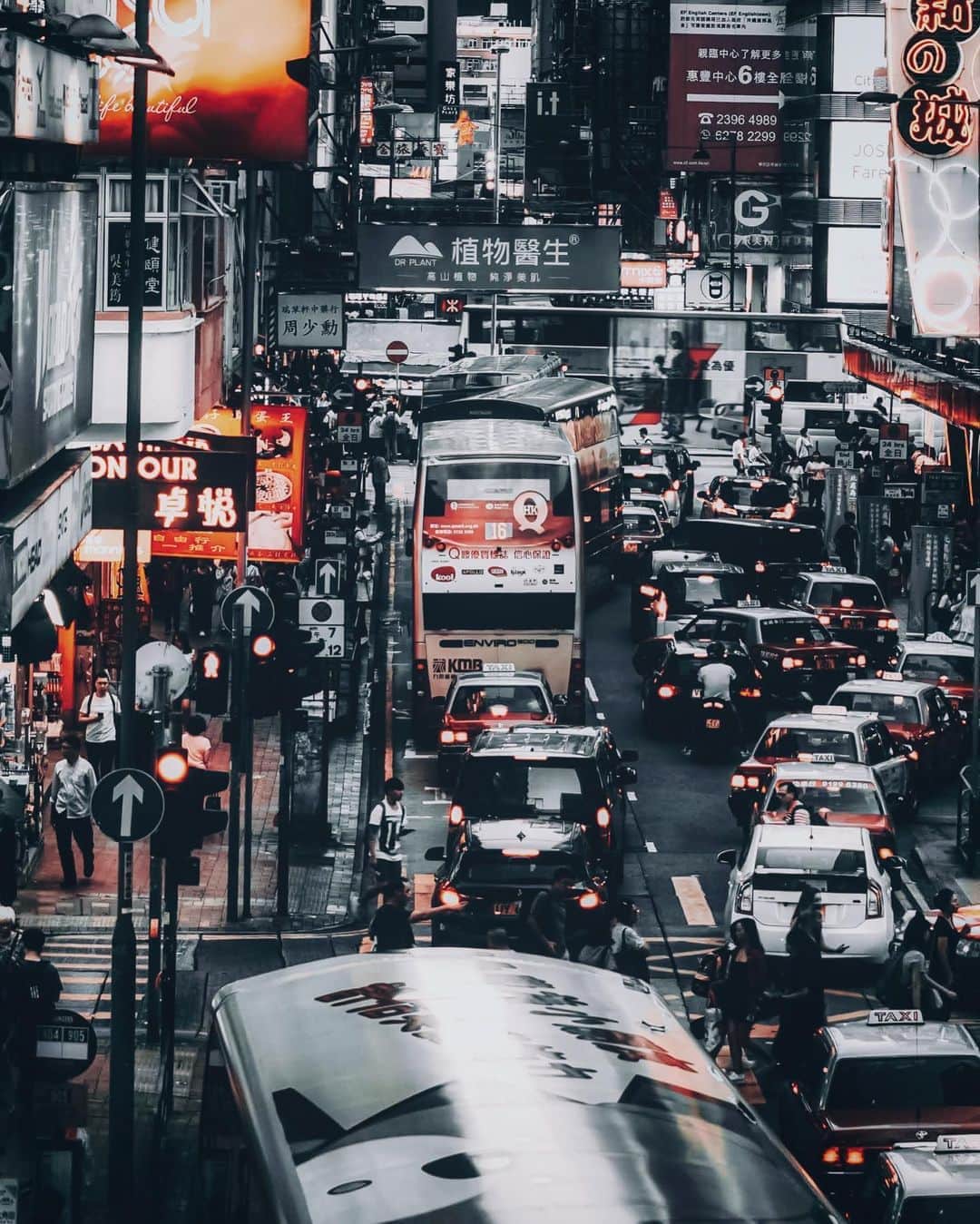 のインスタグラム：「. One day in Hong Kong 🇭🇰 MongKok  旺角  個人的に２枚目が好きです🇭🇰  #exploringhongkong⁠ #hongkongstreets  #hongkongnight  #hongkong  #hongkonglifestyle #hongkongstreetphotography⁠ #visualhongkong  #reframinghk  #Hongkongliving #sonyHongKong #moodygrams⁠  #Adorama #Way2ill #yourshotphotographer  #localiiz  #HongKongGuide #TimeOutHK #capitalshooters  #DarkMobs  #ZolimaHongKong  #写真好きな人と繋がりたい」