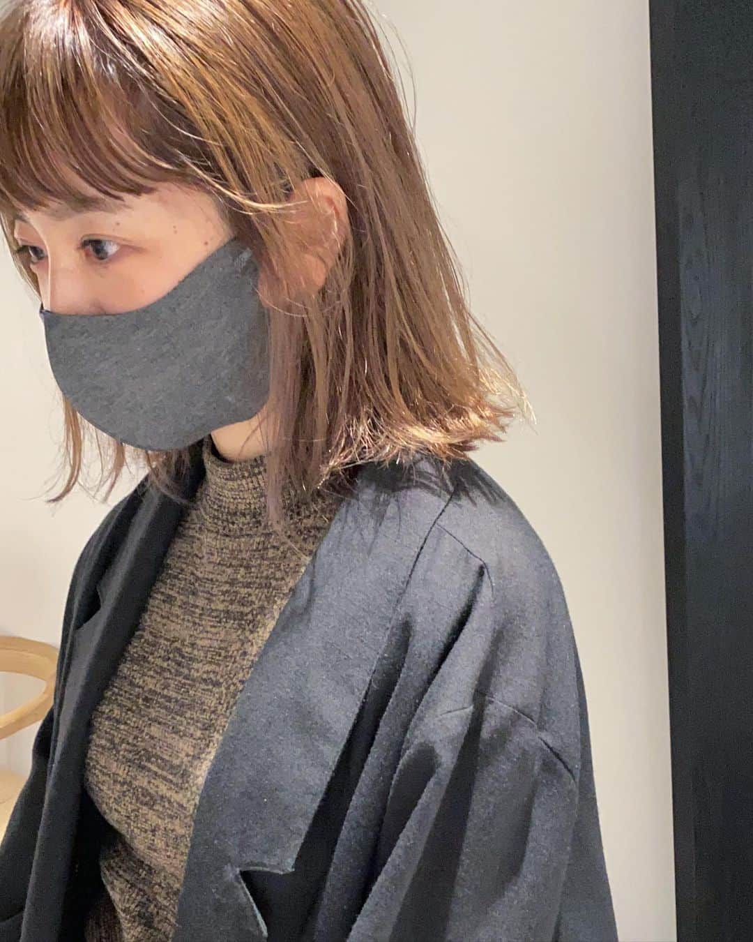 のインスタグラム：「pink beige ⭐︎  秋のハイトーンは柔らかさのあるsmokyなベージュカラーで。 上品さのある色でその人にフィットした似合わせを。 皆様いつもありがとうございます。  #NAMIヘアー　←☝︎レディーススタイルのまとめはこちら♪  #ハンサムショート #オールバック #ボブ#ミニボブ #グラボブ#ミニボブ#ベージュカラー#ピンクベージュ #ショートヘア#ショート」