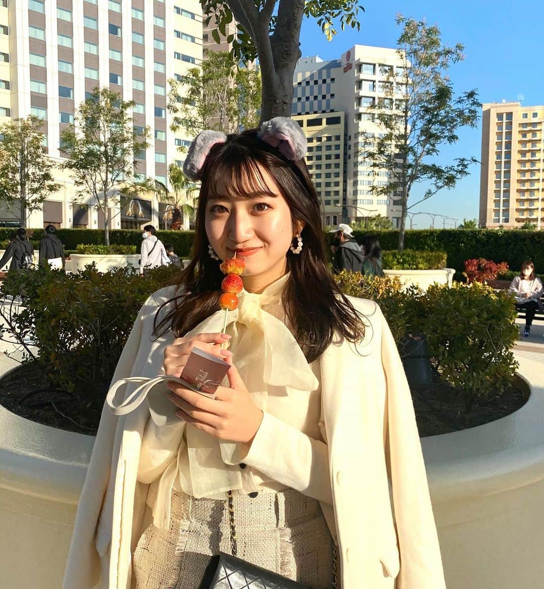 華山友希のインスタグラム：「こんばんは〜今日も一日お疲れ様でした🙌🏻  猫耳つけて、いちご飴🍓  当たり前やけど、自粛期間中に、自分でお家で作ったいちご飴と全然違うかった😂笑　美味しかった〜✨  投票も残り15日🐱 寝る前にプロフィールのURLから ポチッとよろしくお願いします🙇🏻‍♂️  #ミスコン#ミスキャン #ミスキャンパス同志社#いちご飴 #ホワイトコーデ#ユニバ#全身コーデ」