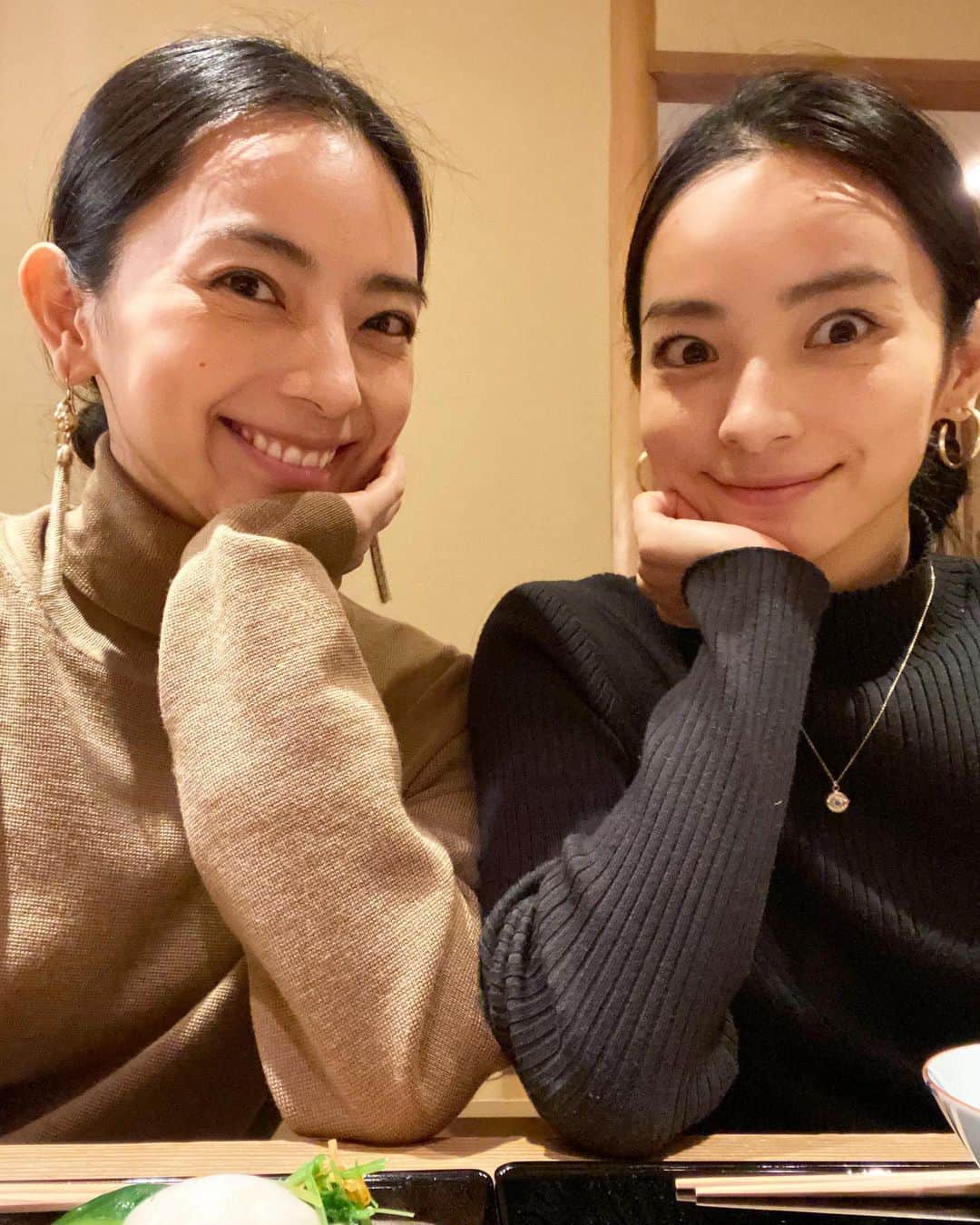 蒼あんなのインスタグラム：「Chat chat chat with mom,aunt and my sis.🌝🍁 . お母さんと叔母さん達みんなで久しぶりに団欒😘🥢✨世代関係なく女性が集まるとやっぱり話しに花が咲くもので、色んな話ができてよかった☺️ . 今回お邪魔したのは銀座とよださん🍁 秋を感じながら一つ一つ美味しく頂きました🍂🌝久々に日本の四季と繊細さを感じられて目を何回も瞑った笑 最後の子持ち鮎の炊き込みご飯毎日食べたい😭✨ . . . @ginzatoyoda  #銀座とよだ #ミシュラン #銀座日本料理 #ginza #懐石」