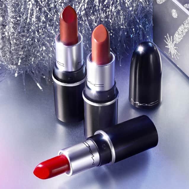 M∙A∙C Cosmetics Japanのインスタグラム：「【明日オンライン先行発売】 ホリデーキット第2弾は、ミニサイズの人気リップがオリジナルポーチに入った限定キットや、クリスマスのオーナメントになって登場💄✨ ㅤ 【掲載製品】 1枚目: ファイヤーワークト ライク ア チャーム ミニ リップスティック キット: レッド (税込5,500円) 2枚目: ファイヤーワークト ライク ア チャーム ミニ リップスティック キット: ピンク (税込5,500円) 3枚目: ファイヤーワークト ライク ア チャーム ミニ リップガラス キット: ピンク (税込6,600円) 4枚目: ファイヤーワークト ライク ア チャーム ミニ リップガラス キット: ニュートラル (税込6,600円) 5枚目: ラン ザ ショー キット: モカ (税込7,920円) 6枚目: M･A･C ボーブルバースト オーナメント: ベルベット テディ (税込1,870円) ㅤ *11/6(金) 公式オンライン先行発売 午前10時発売予定。システムの影響により、発売が多少前後する可能性がございます。何卒ご了承ください。 *11/13(金) 全国発売  ㅤ #MACFrostedFirework #MACクリスマスコフレ2020#MACHoliday #MACCosmeticsJapan #MACCosmetics #MAC #MACコスメ #マックコスメ #メイクプロセス#トレンドメイク#秋メイク#冬メイク#クリスマスコフレ2020#クリスマスコフレ#限定品#限定コスメ#限定#MACリップ#リップ#リップメイク#リップスティック#リップグロス#リップケア#ボリューム#ぷっくり#リップマニア#マットリップ」