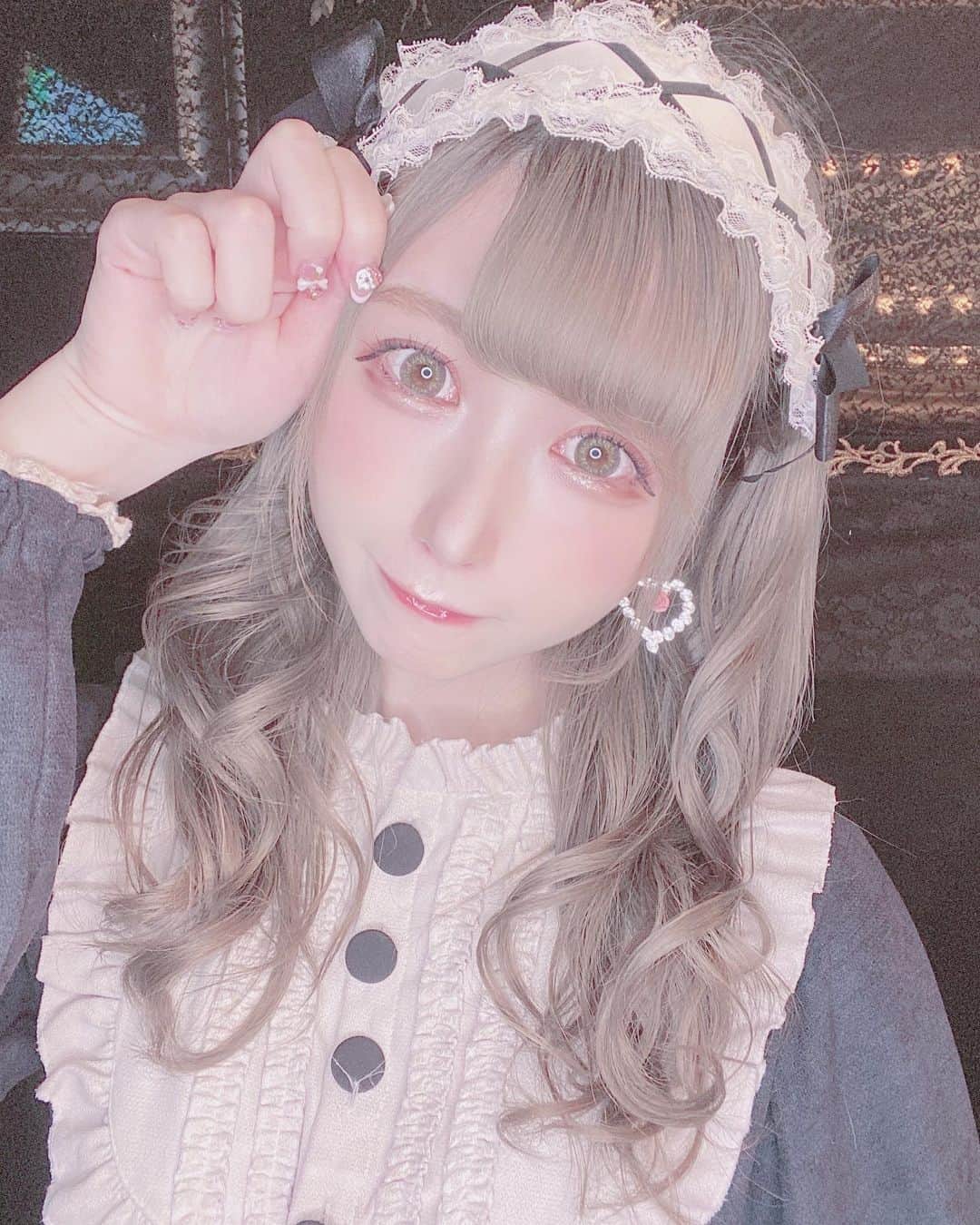 のインスタグラム：「ゴシックみたいな雰囲気の店内と制服🖤 ヘッドドレスだいすきい(ᐡ⸝⸝- ̫ -⸝⸝ᐡ) * * #ゴスロリ #ゴシックファッション #ゴシックロリータ #ロリータファッション #ロリータ #ヘッドドレス #gothiclolita #lolitafashion #メイド #メイド服 #メイドカフェ #メイド喫茶 #コンカフェ #コンセプトカフェ #コスプレ #コスプレ好き #アイドル #自撮り #自撮り女子 #自撮り界隈 #美男美女と繋がりたい #地雷女 #地雷 #maid #maidcafe #cosplay #japanesegirl #followforfollowback #いいね返し #フォローミー」