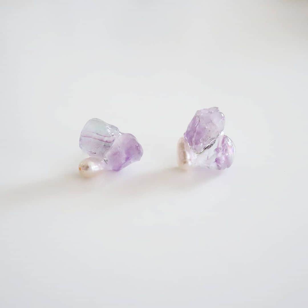 のインスタグラム：「gem pierce · フローライト×淡水パールのピアス · こちらWEB SHOPには載せないので、気になる方はDM下さいね · #joueri#アクセサリー#ピアス#天然石#淡水パール#レジンアクセサリー#天然石ピアス#イヤリング#カジュアルコーデ #ハンドメイドアクセサリー#fashion#ootd#outfit#code#coordinate#style#ファッション#コーディネート#コーデ#プチプラ#プチプラコーデ#シンプルコーデ#mamagirl#locari#partegram#カジュアル#お洒落さんと繋がりたい」