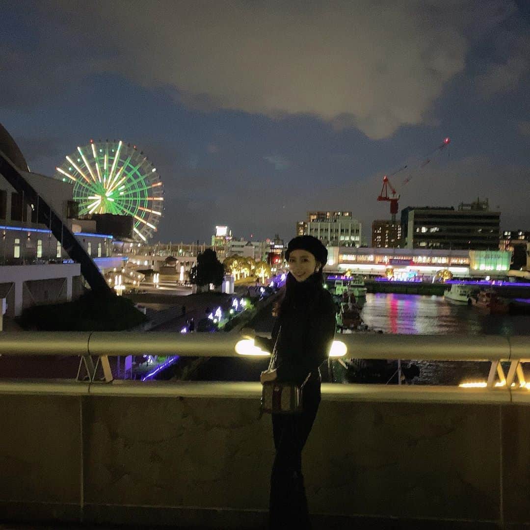 野島樺乃のインスタグラム：「🌃 . . . 冬の夜は寒いけど街が綺麗だからすき。 . . . #名古屋港水族館 #名古屋 #栄 #愛知 #夜景 #イルミネーション #冬 #私服 #コーデ #冬服 #お洒落 #dailylook #fashion #ootd #fff #like #nagoya #🤍」