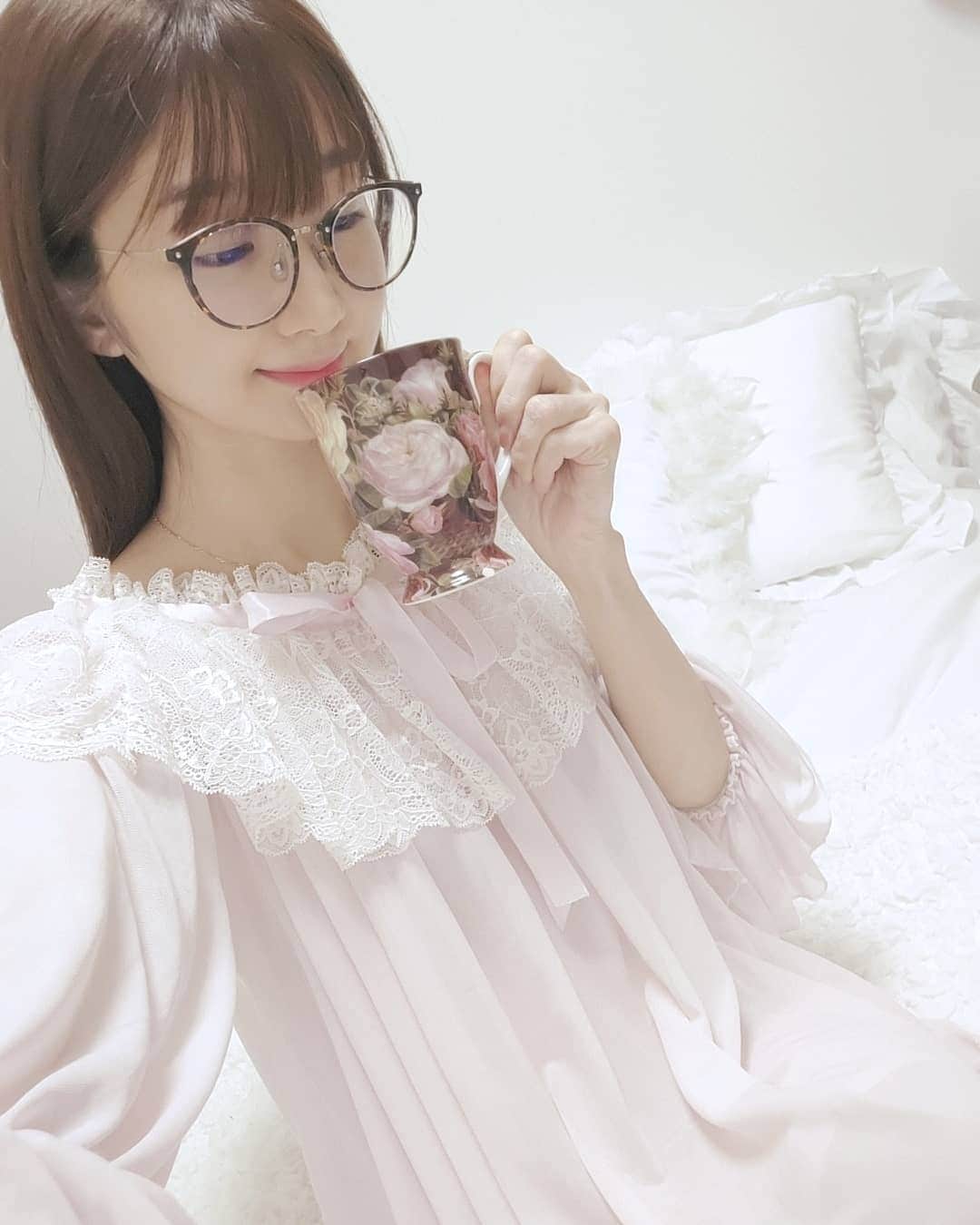 奈々子のインスタグラム：「@c_coffee_official さんから頂いて…  #シーコーヒー 習慣始めました♪ . 普段から油っこい食事、そして飲酒量や間食が多い食生活なので… チャコールクレンズデビュー(*^_^*) 毎日飲むコーヒーを、チャコールコーヒーに置き換えてみました☆ . 通常のコーヒーよりもまろやかなので飲みやすいのと、牛乳や豆乳・メープルシロップを混ぜてラテ風にアレンジしても美味しく飲めるのでお気に入りo(^-^)o . . #C_COFFEE #シーコーヒー #チャコールコーヒー #チャコールクレンズ #pr」