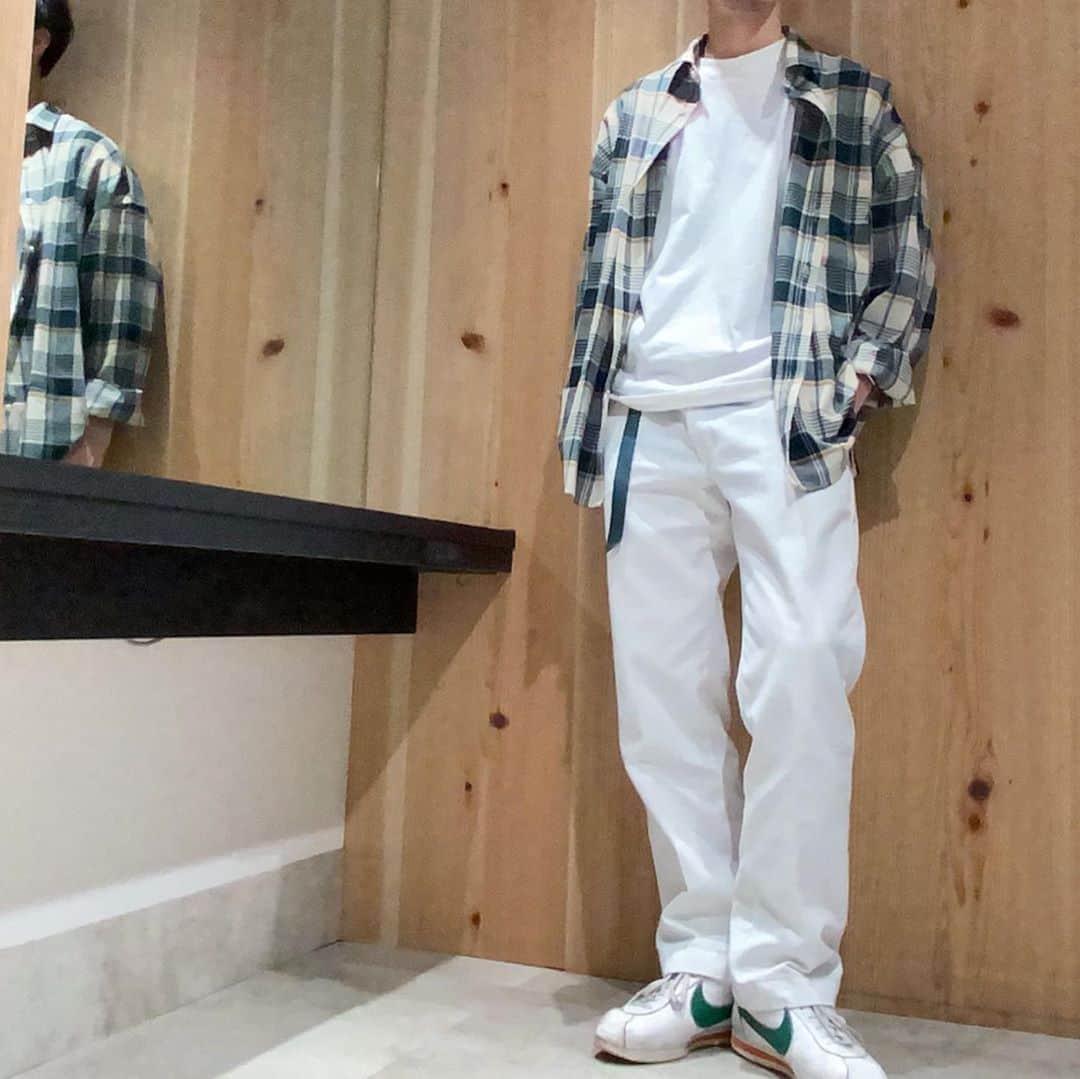 のインスタグラム：「snap.  Green×White 白と緑は合いますね。  shirt: @maisonspecial_men  inner:Hanes pants:ディッキーズ874 shoes:nike  #KAIKO#ootd#outfits#fashion#codenate #code#COMOLI#guepard#margiela」