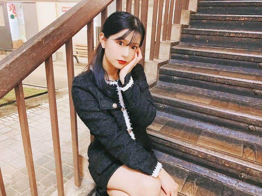 谷川愛梨のインスタグラム：「事務所の階段で📸👧🏻🎒🏫（吉本本社）」
