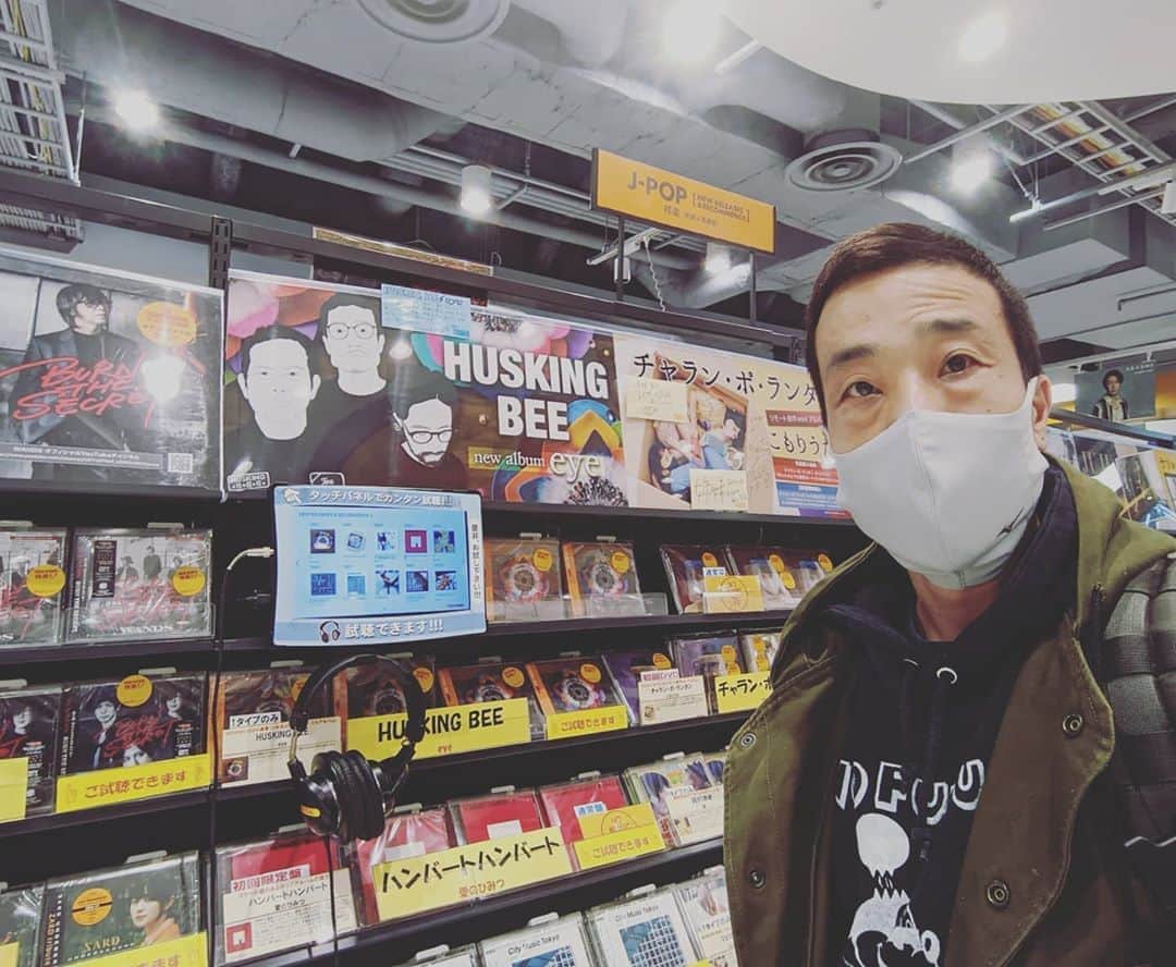 磯部正文のインスタグラム：「今日はタワーレコード新宿店と ディスクユニオン新宿パンクマーケットに寄ってみました いつもありがとうございます  今回は細かくお店回りが出来ないのですが  取り扱ってくれている全国のレコード店  ありがとうございます👁️‍🗨️  ソックスはディスクユニオンで購入」