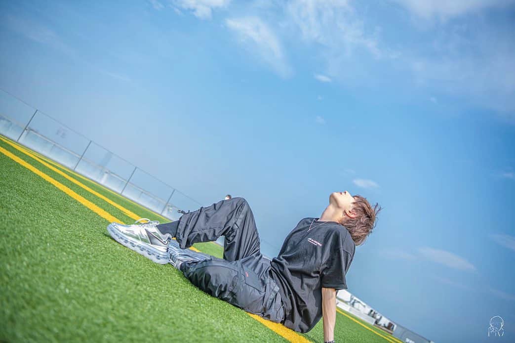 のインスタグラム：「【芝生さん】 風感じてるやつお気に入り！ 2枚目はただの毛づくろい。 ・ ・ ・ photo by @shinshinstaglam  ・ ・ ・ #shibuya #shibuyasky #sky  #風を感じて #芝生 #芝生の手入れ  #青空 #青空の下で #空  #お気に入り #お気に入りの写真 #写真好き  #black #blackcode #夏  #夏の思い出 #sammer #ınstagood」