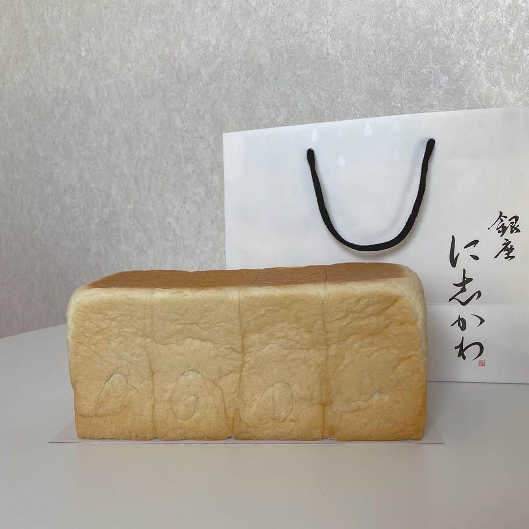 上田理子さんのインスタグラム写真 - (上田理子Instagram)「#銀座に志かわ の食パン🍞  何もつけずに食べても、ふわふわしてて甘くて幸せでした、、🤤  色んなアレンジも楽しみながらじっくり食べようと思います✨」11月5日 20時00分 - ueda_riko_official