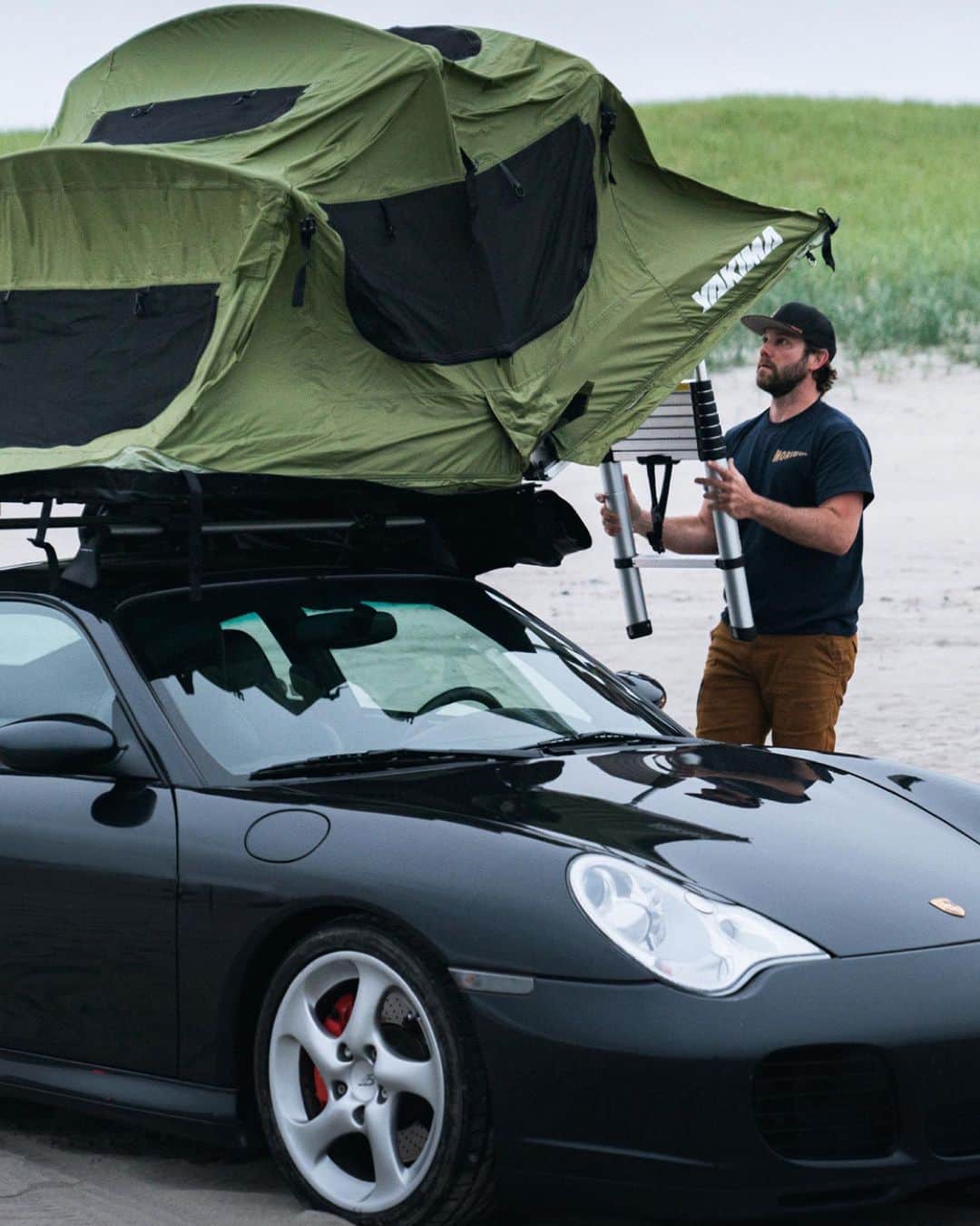 Porscheさんのインスタグラム写真 - (PorscheInstagram)「Taking the 911 to new heights. Combining his passion for Porsche with a love of the great outdoors, @996roadtrip's adventures have become synonymous with his trusted tent atop his beloved car.  (📸 @996roadtrip, Conor Menesi, Gene Pascua)」11月5日 20時01分 - porsche