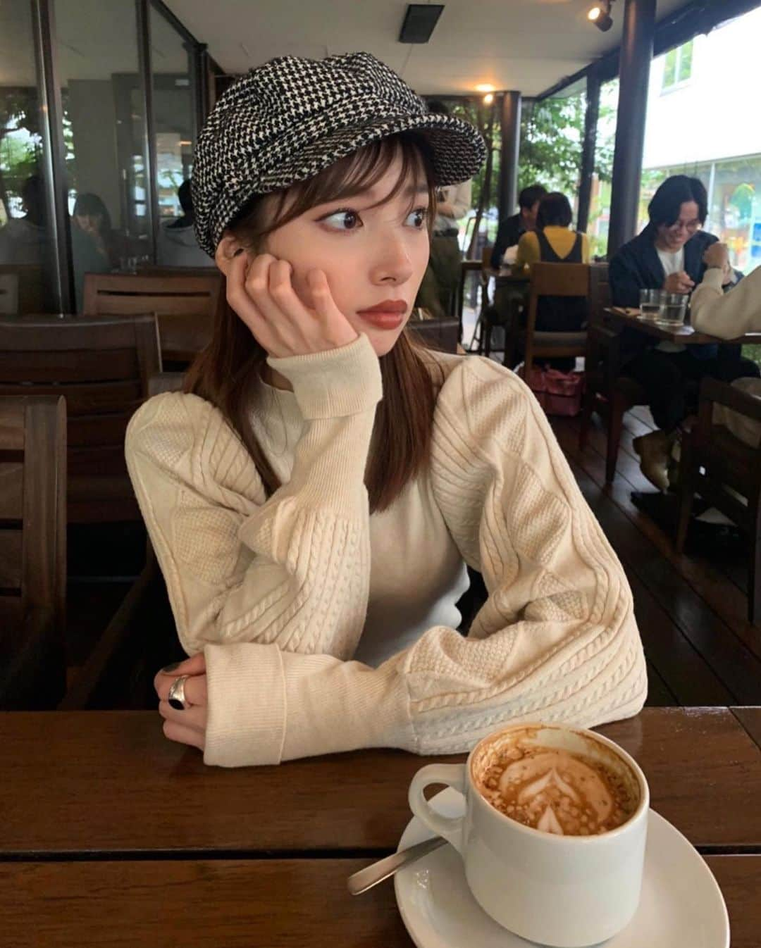 谷川菜奈さんのインスタグラム写真 - (谷川菜奈Instagram)「この前の休日☕️🤍 お母さんが東京に来てたのでカフェに☺️ とっても楽しかったなリフレッシュ🌱 少しガーリーなニットは　@fifth_store ☺︎ #outfit#153cmコーデ#低身長コーデ #fifth#fifthtl#フィフス #ケーブル編みボリュームスリーブニット」11月5日 20時01分 - pechi.130