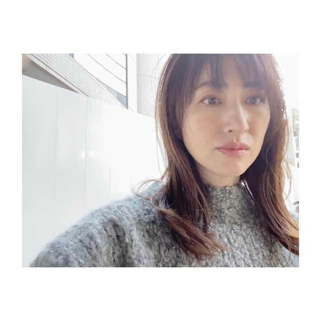 前田ゆかのインスタグラム：「好みのニットを着て撮影へ ニットの出番！  気温の変動が朝と昼と激しいこの時期。 昼間の気温は大幅に上がりやすいけれど(ちょっと暑かった)  でも朝イチはこのくらいのニットがちょうどいい🤍  #shooting  #ロケ #ニット #stunninglure」