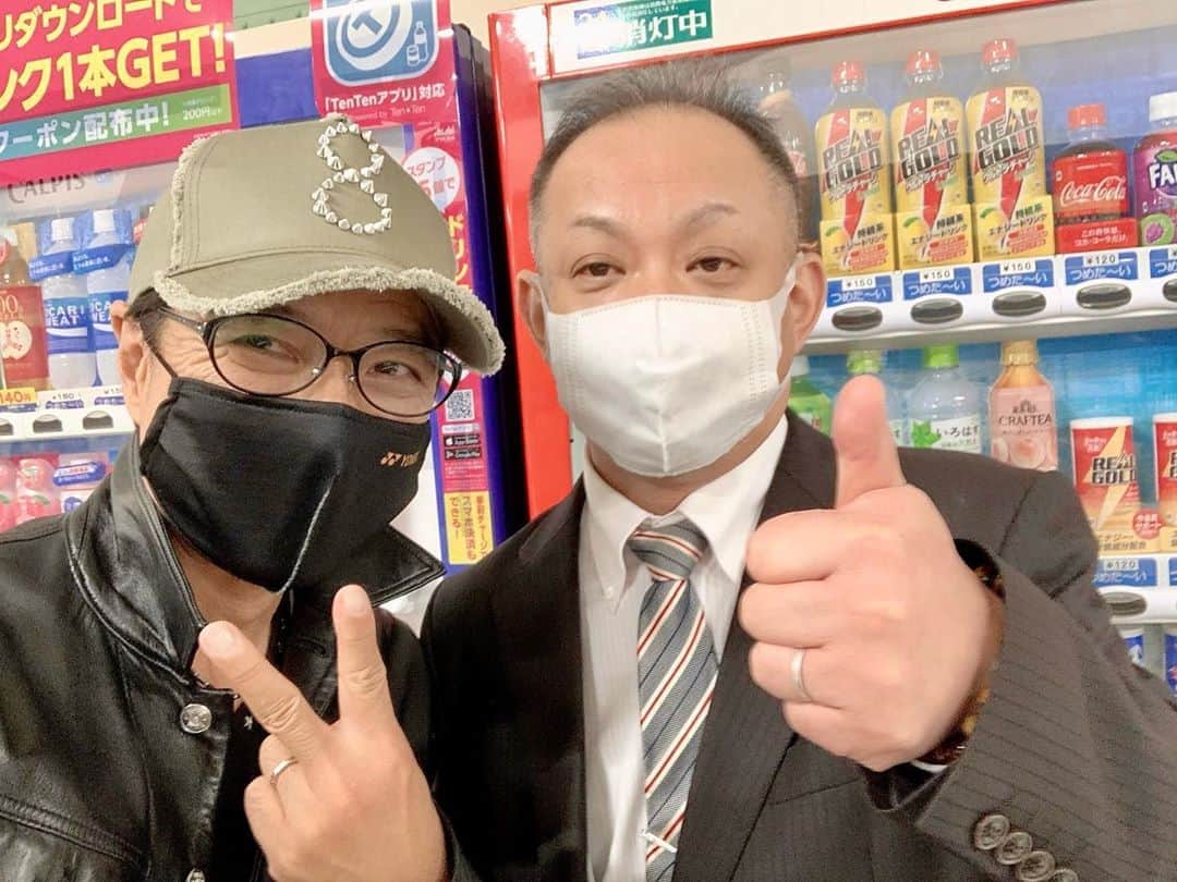 のインスタグラム：「坂田重徳プロです😊14年前に第1回MKチャリティーカップでご一緒して以来の再会です😊✨懐かしい話しで盛り上がりました😉👍ROUND1半田店で嫁の兄がボウリングでお世話になってると聞いてビックリしました‼️繋がってるなぁー😊 #ボウリング  #アパトーナメント #男子予選 #坂田重徳プロ  #東京ポートボウル  #公式アンバサダー #黒田アーサー #懐かしい再会」