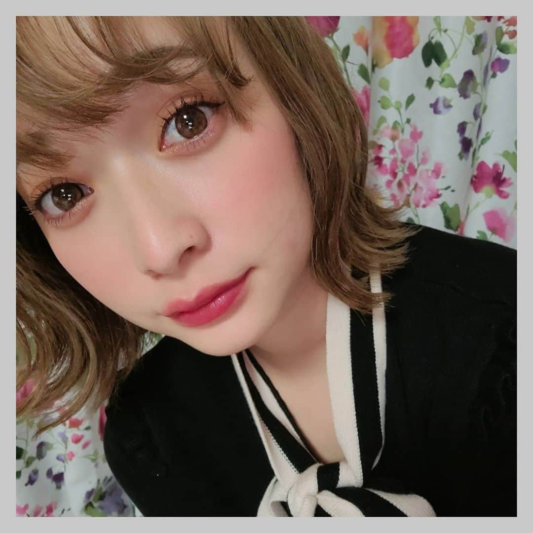 齊藤美沙貴さんのインスタグラム写真 - (齊藤美沙貴Instagram)「🧐 ㅤㅤㅤㅤㅤㅤㅤㅤㅤㅤㅤㅤㅤ ㅤㅤㅤㅤㅤㅤㅤㅤㅤㅤㅤㅤㅤ ㅤㅤㅤㅤㅤㅤㅤㅤㅤㅤㅤㅤㅤ espir のルックブックヴィンテージレースの パレットを使って、アールグレイカラーのメイクをしました 。 アイ&チークなのでひとつのパレットでメイク全体が まとめやすくて、vivtage girl になれました ♡ ㅤㅤㅤㅤㅤㅤㅤㅤㅤㅤㅤㅤㅤ ㅤㅤㅤㅤㅤㅤㅤㅤㅤㅤㅤㅤㅤ わたしが使ったのは左側一列に、 チークもパレットのものを使いました 。 ㅤㅤㅤㅤㅤㅤㅤㅤㅤㅤㅤㅤㅤ ㅤㅤㅤㅤㅤㅤㅤㅤㅤㅤㅤㅤㅤ グリッターのラメのもの以外はマットな質感 しっとりと瞼で発色、グリッターをのせたら 一気に華やかアイになります ⭐️ ㅤㅤㅤㅤㅤㅤㅤㅤㅤㅤㅤㅤㅤ ㅤㅤㅤㅤㅤㅤㅤㅤㅤㅤㅤㅤㅤ ライナーも使って、ぱちっと目印象つけて…♡ ブラウスや、リボンのお洋服にとても 似合うメイクだと思います 🥺💕 ㅤㅤㅤㅤㅤㅤㅤㅤㅤㅤㅤㅤㅤ ㅤㅤㅤㅤㅤㅤㅤㅤㅤㅤㅤㅤㅤ ㅤㅤㅤㅤㅤㅤㅤㅤㅤㅤㅤㅤㅤ #espoir#エスポア#pr #ヴィンテージレース#メイクパレット #アイメイク#マットシャドウ #グリッター#メイク」11月5日 20時02分 - misya_kids