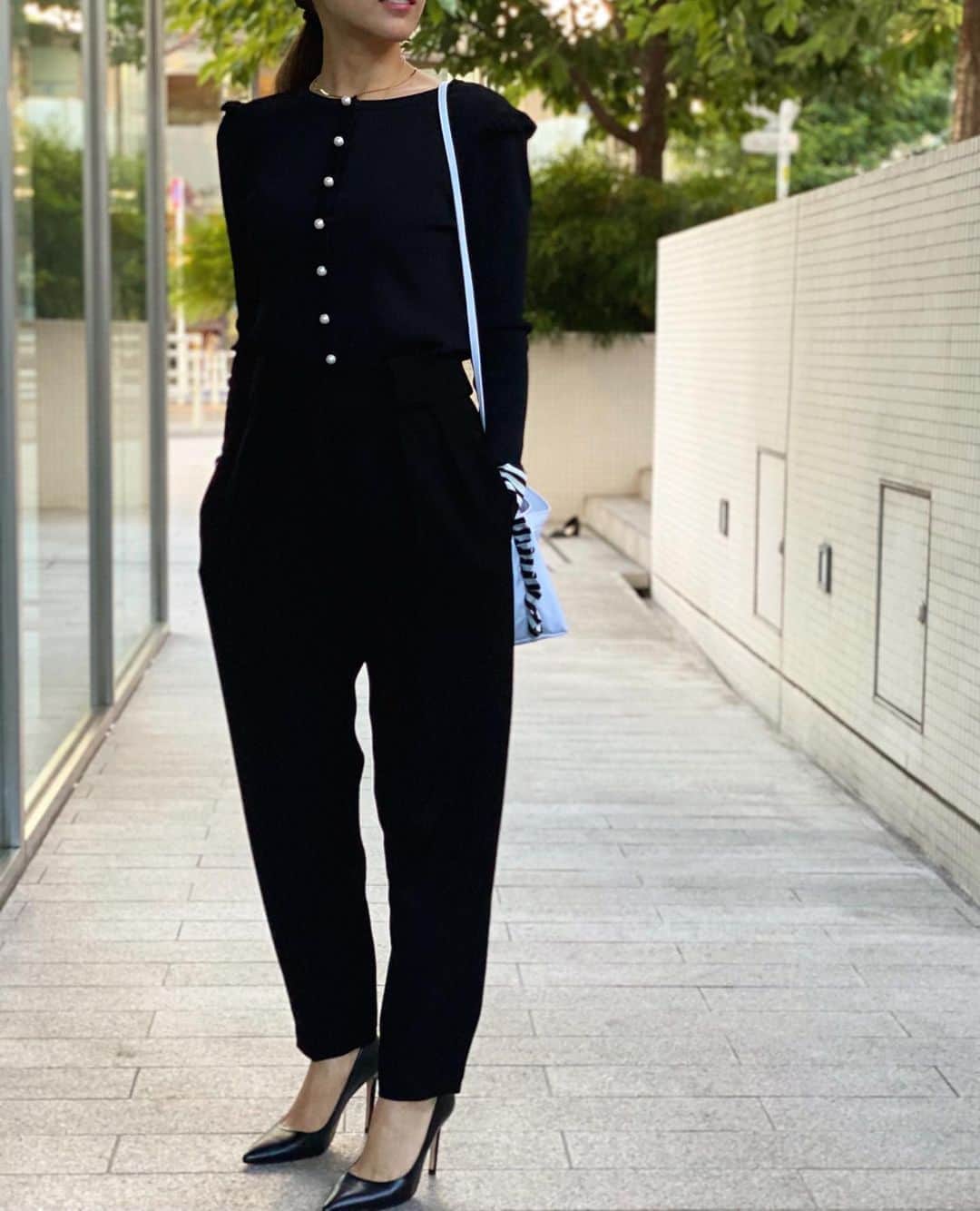 BORDERS at BALCONYのインスタグラム：「大人気レーヨン素材のパールカーディガンは、⁠⠀ ボタンをすべて閉めてトップスのように着るのが今年っぽい✨⁠⠀ ⁠⠀ マニッシュなパンツと合わせれば⁠⠀ 肩の控えめなフリルがちょっと辛口に見えるのでかっこよくスタイリングを決めたい日にオススメです！⁠⠀ ⁠⠀ もちろん、ワンピースに重ねたり、⁠⠀ 薄手のカットソーと合わせても◎万能に、デイリーに活躍してくれること間違いなし！⁠⠀ ⁠⠀ ダークトーンのコーディネートに⁠⠀ バッグでアクセントをプラスしてさわやかな秋晴れを歩きましょう🍁⁠⠀ ⁠⠀ ⁠⠀ PEARL CARDIGAN / 45,000+ tax⁠⠀ ⁠⠀ ⁠⠀ ⁠⠀ #bordersatbalcony #ボーダーズアットバルコニー #ボーダーズ #BORDERS #柴田陽子 #yokoshibata」